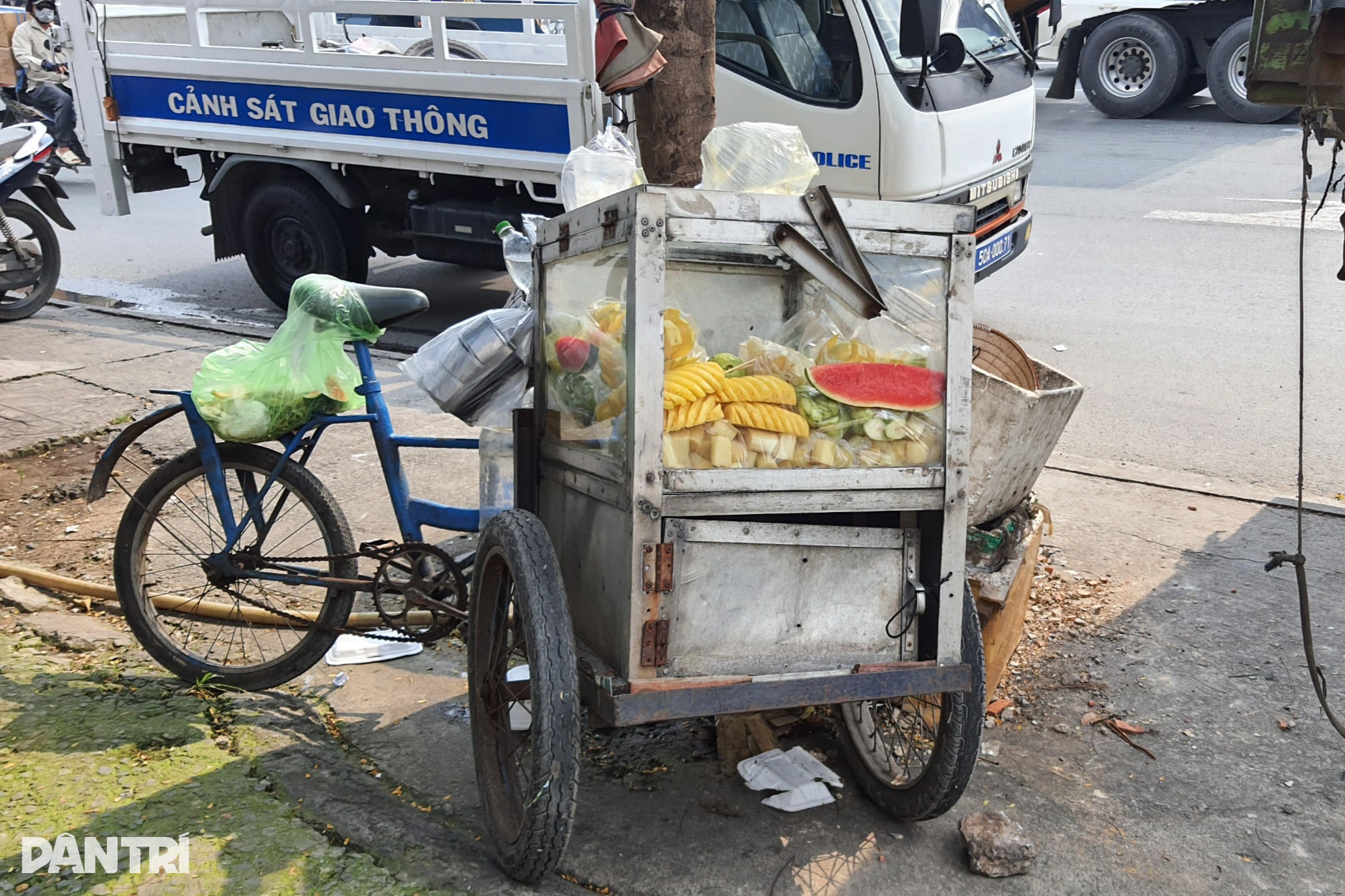 Xe tải cán 2 chân người bán hàng rong trên quốc lộ - 2