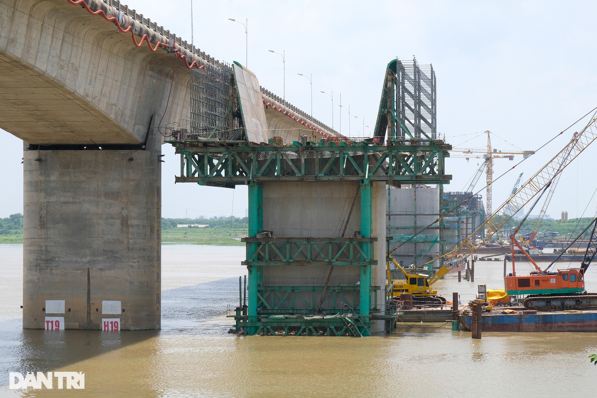 Cảnh hợp long nhịp cầu cạn cuối cùng dự án cầu Vĩnh Tuy giai đoạn 2 - 12