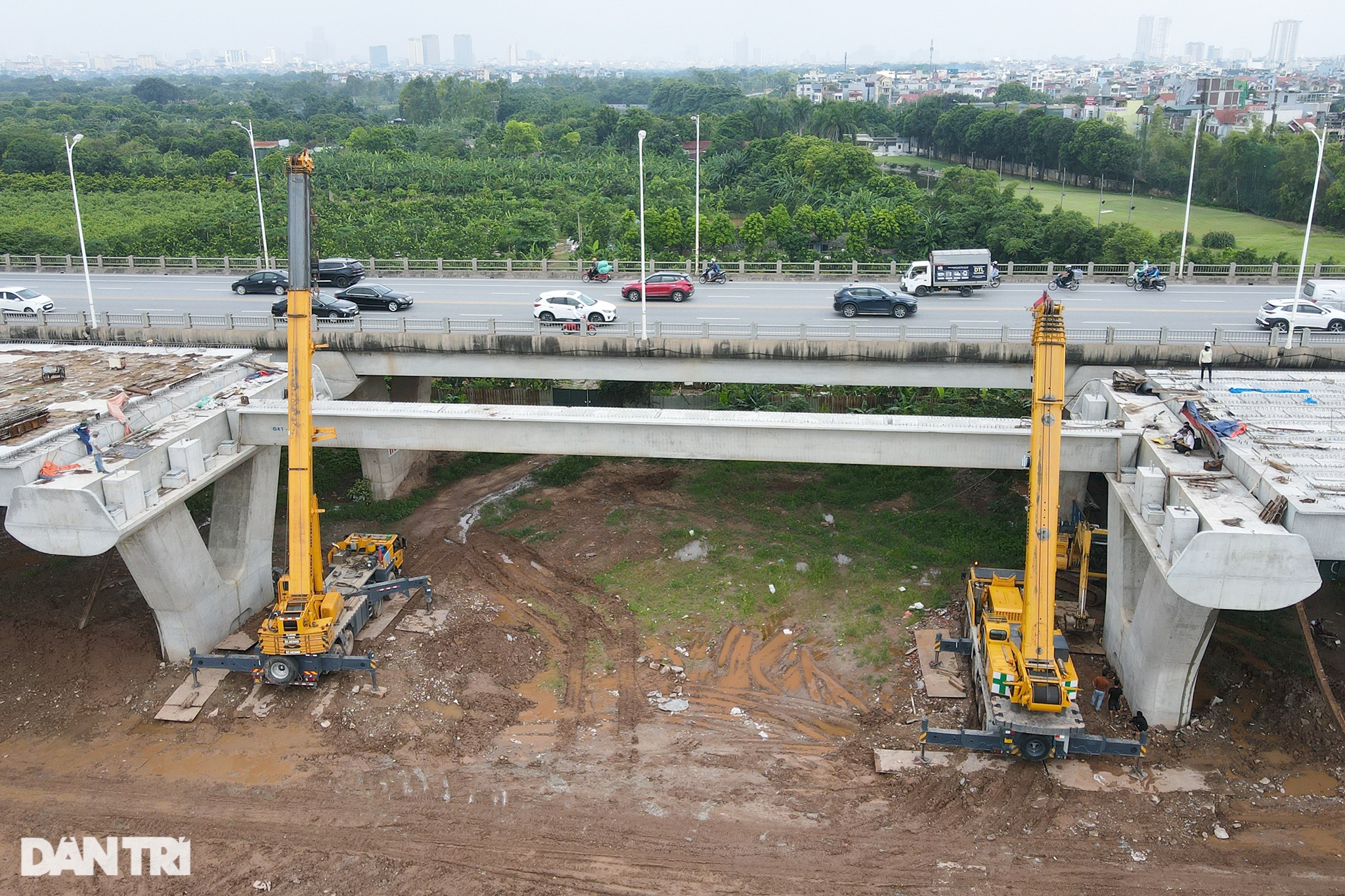 Cảnh hợp long nhịp cầu cạn cuối cùng dự án cầu Vĩnh Tuy giai đoạn 2 - 3
