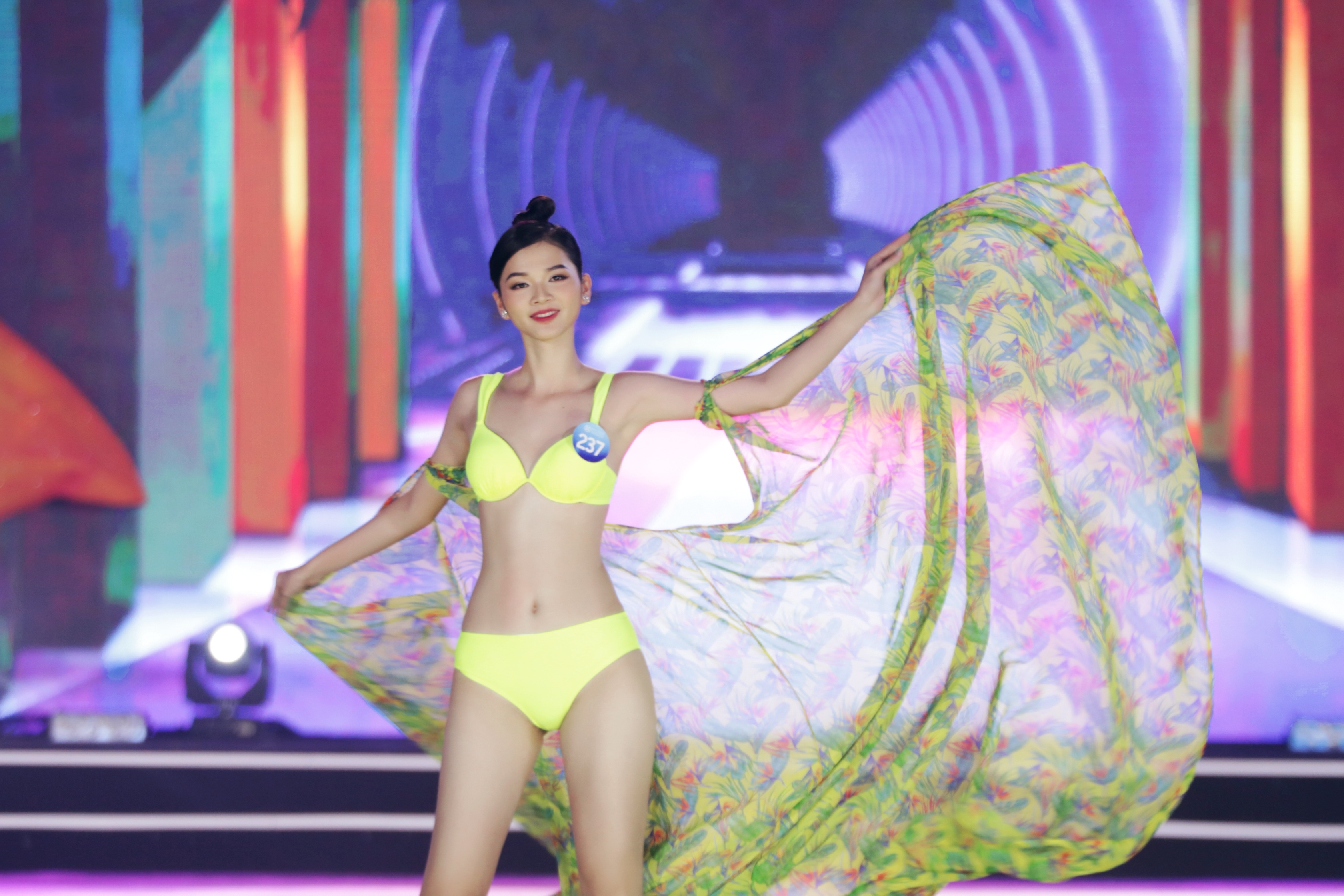 Top 5 Người đẹp biển Miss World Vietnam mặc bikini gợi cảm, ứng xử ấp úng - 4