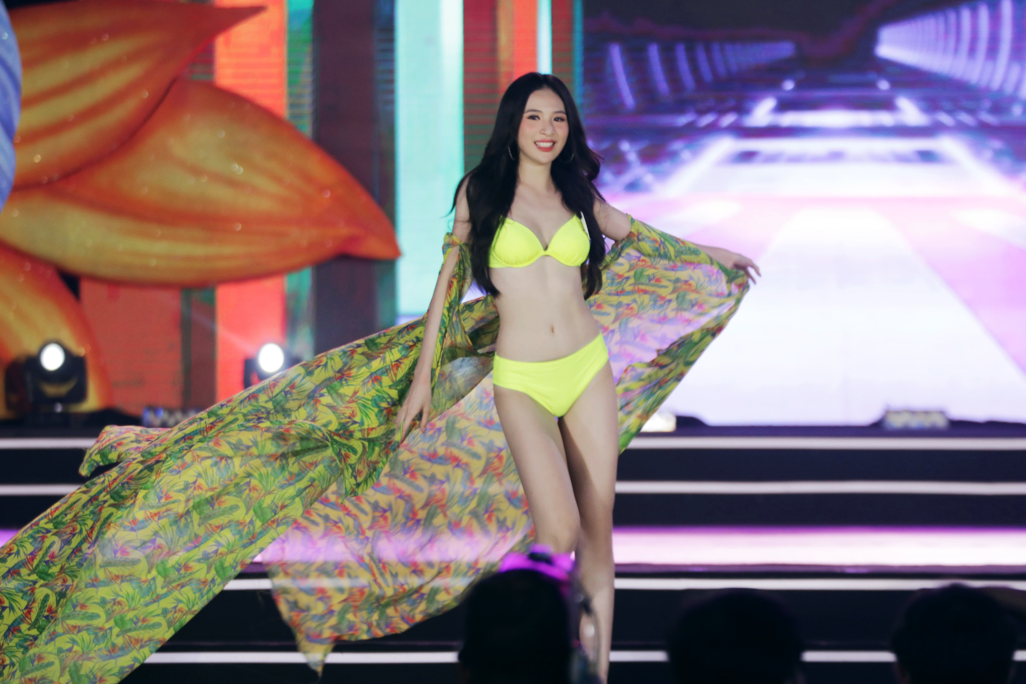 Top 5 Người đẹp biển Miss World Vietnam mặc bikini gợi cảm, ứng xử ấp úng - 2