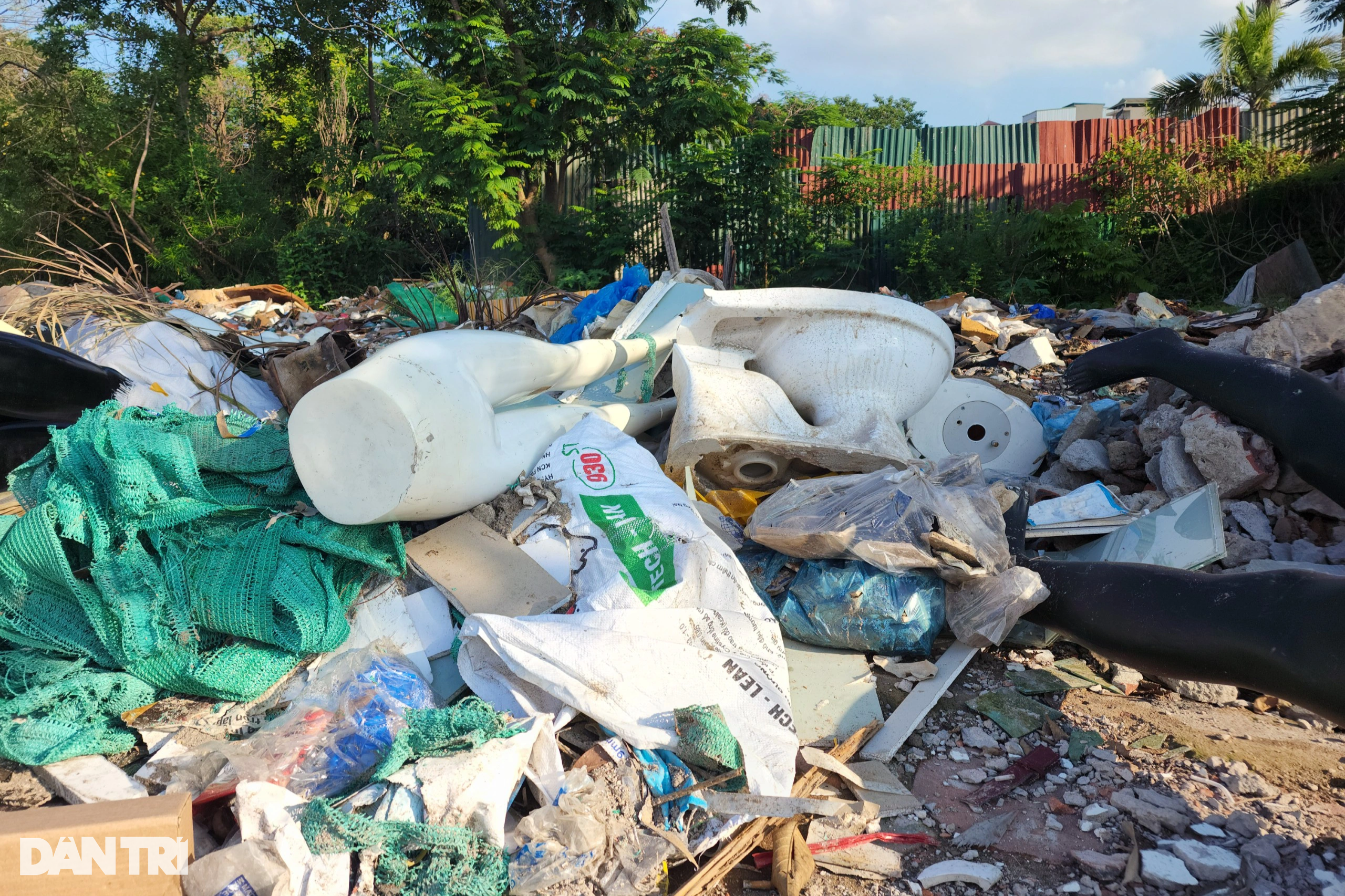 Rác thải nhựa, xác động vật không phân loại ngập ngụa các bãi tập trung - 4