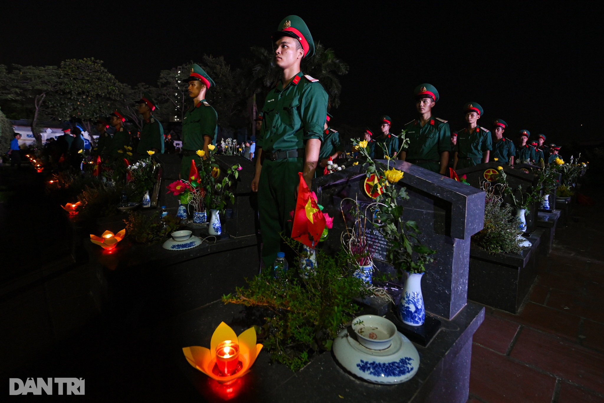 View - Nghĩa trang liệt sĩ Hà Nội bừng sáng hàng nghìn ngọn nến tri ân dịp 27/7 | Báo Dân trí