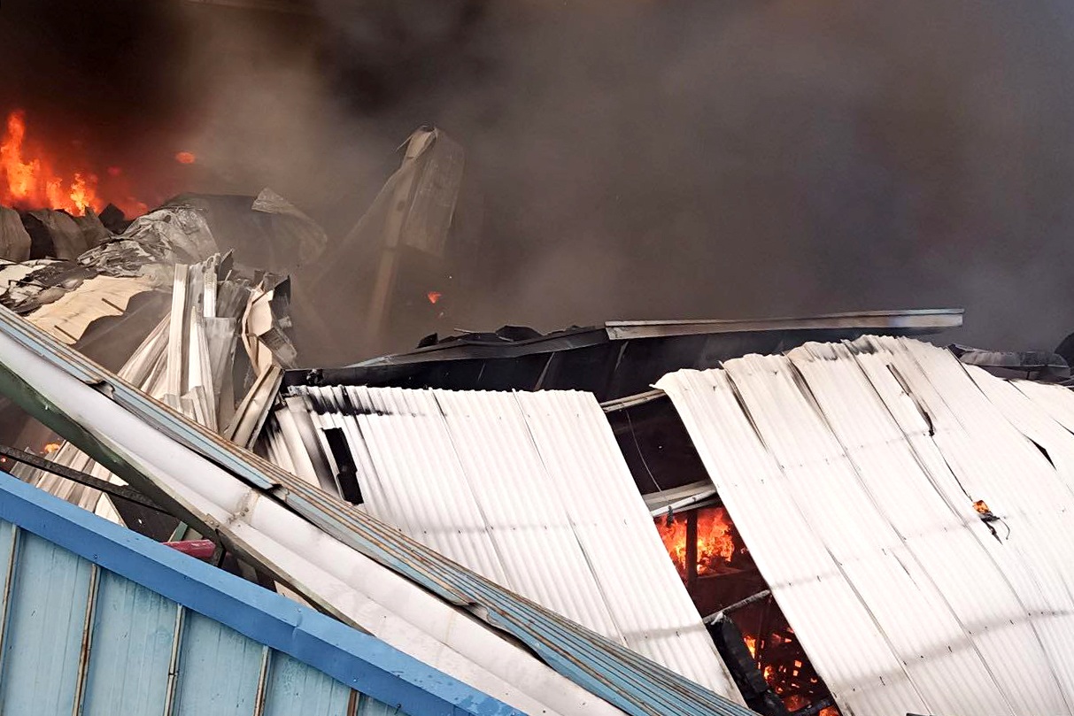 Cháy lớn trong cụm công nghiệp Liên Anh, hàng nghìn m2 nhà kho đổ sập - 3