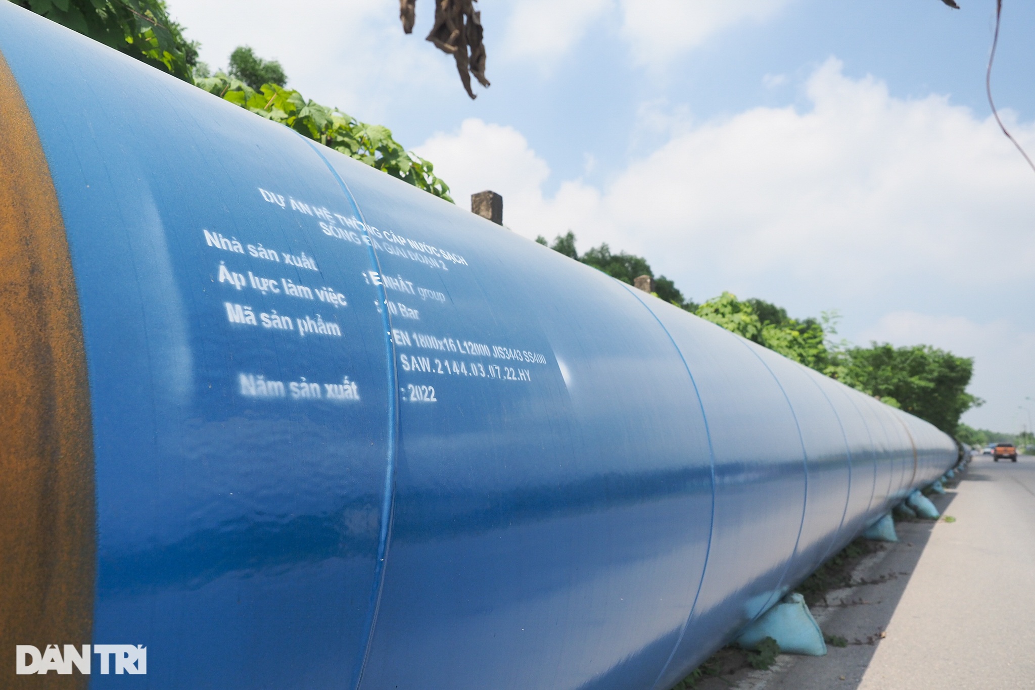 Hàng nghìn ống dẫn nước khổng lồ nằm dọc Đại lộ Thăng Long chờ ghép nối - 9
