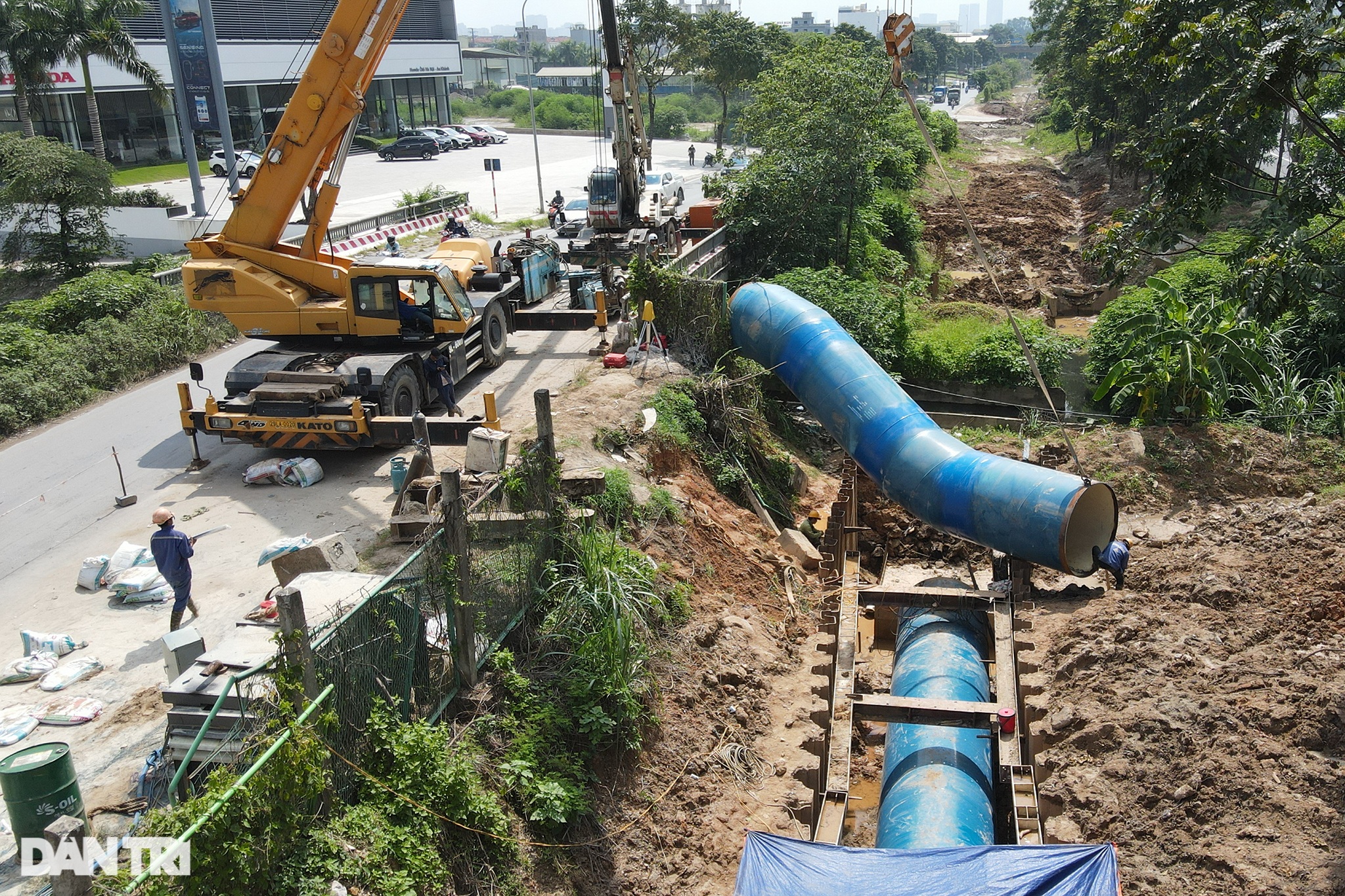 Hàng nghìn ống dẫn nước khổng lồ nằm dọc Đại lộ Thăng Long chờ ghép nối - 3