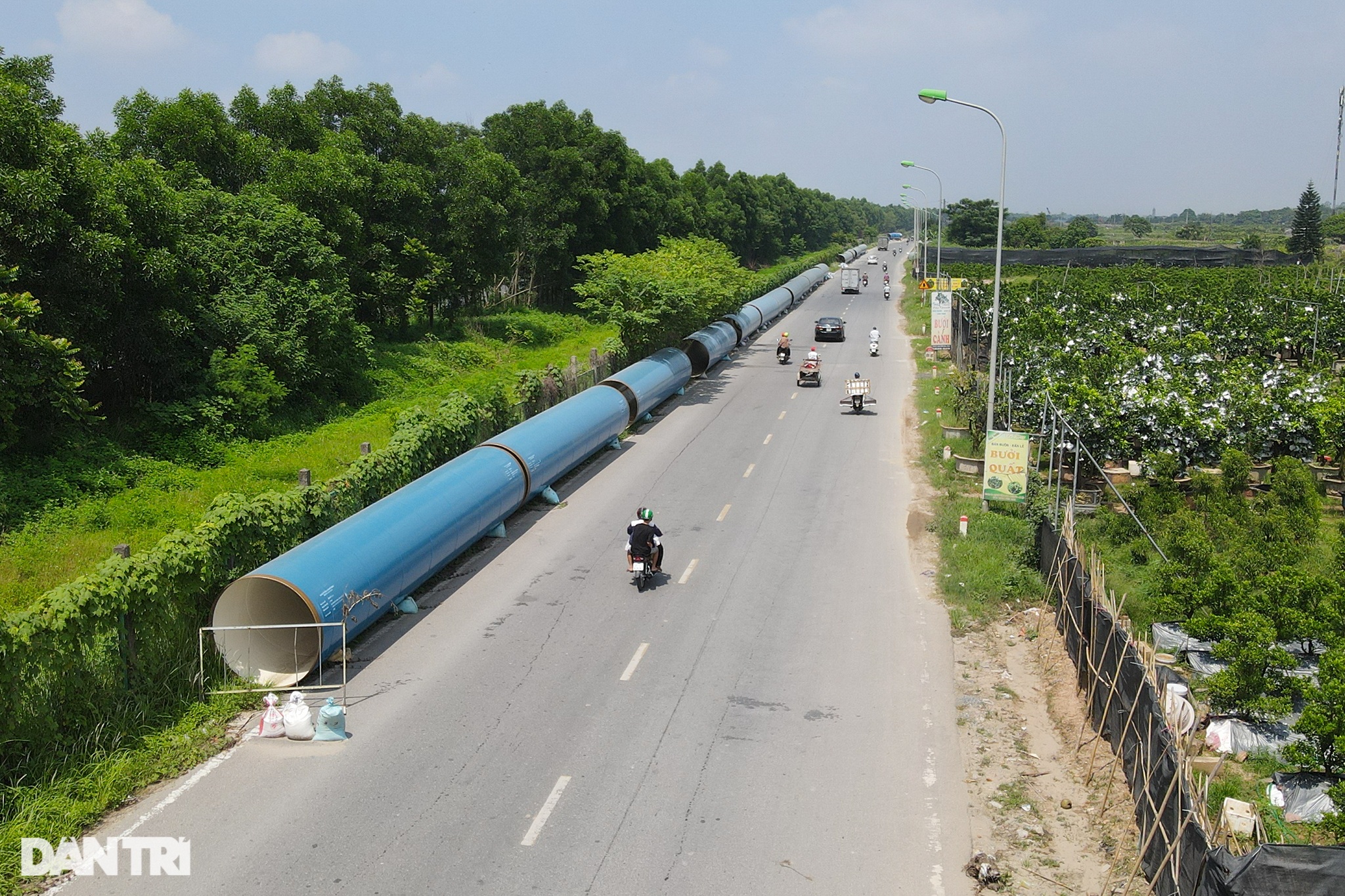 Hàng nghìn ống dẫn nước khổng lồ nằm dọc Đại lộ Thăng Long chờ ghép nối - 12