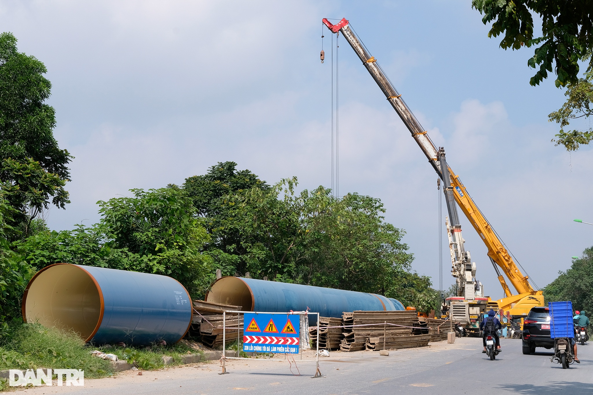 Hàng nghìn ống dẫn nước khổng lồ nằm dọc Đại lộ Thăng Long chờ ghép nối - 8