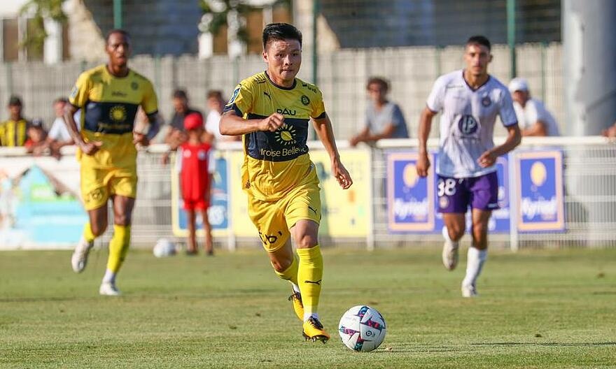 HLV Pau FC tiết lộ kế hoạch sử dụng Quang Hải trước trận mở màn Ligue 2 - 2