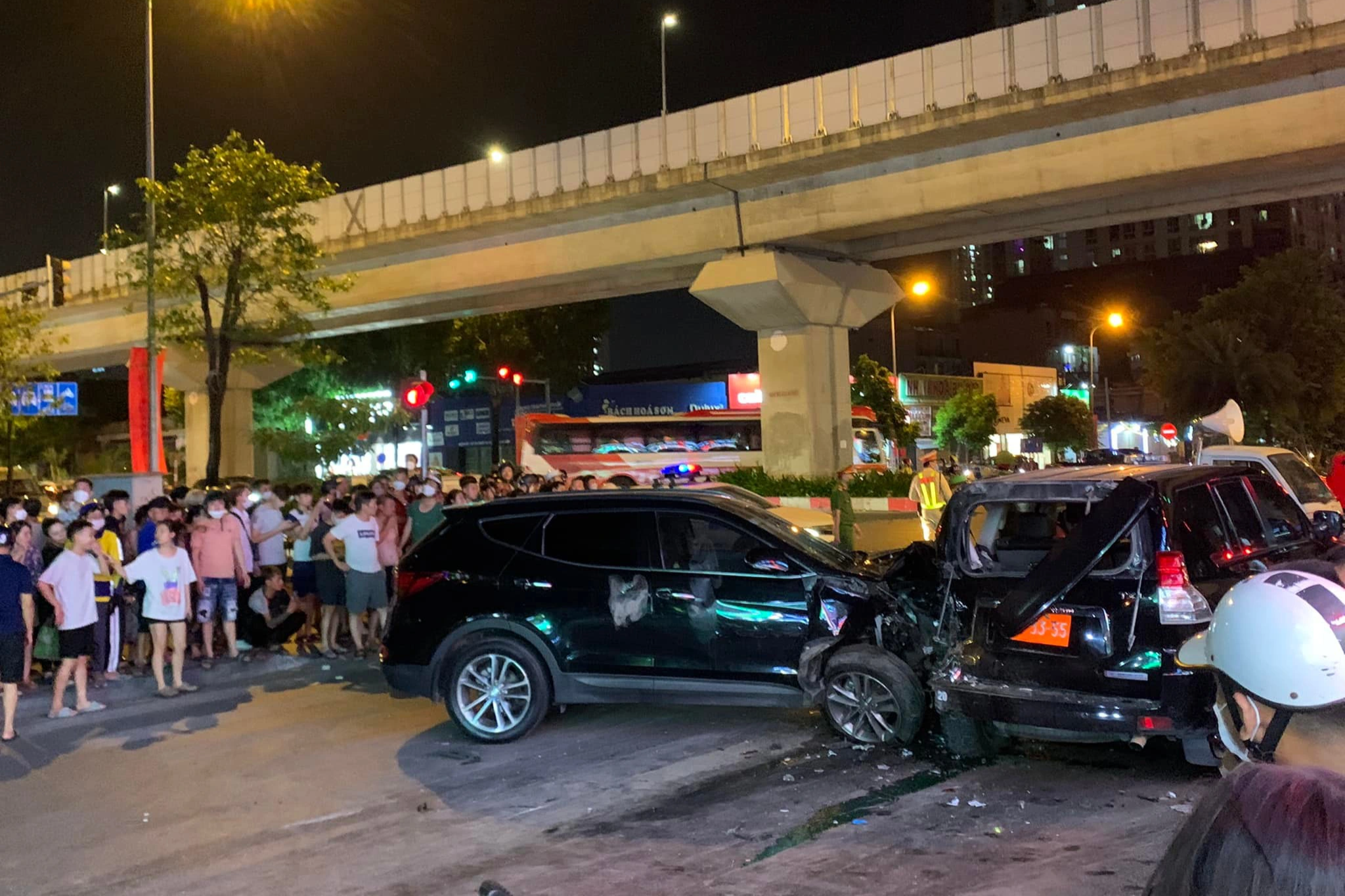 Hiện trường vụ tai nạn giữa 4 ô tô và nhiều xe máy ở Hà Nội - 7