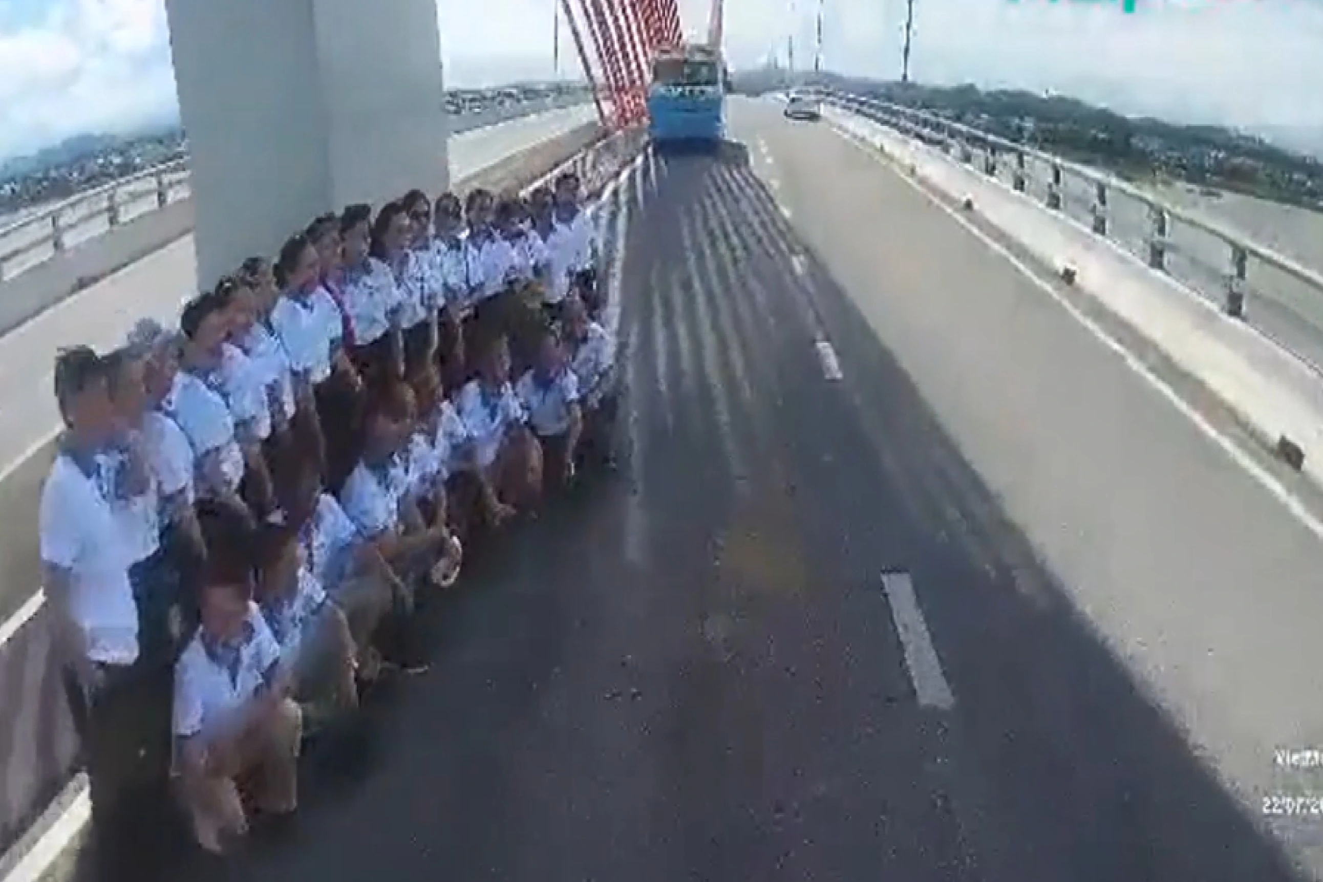 Mải mê chụp ảnh trên cầu, nhóm 20 người suýt bị ô tô tông - 1