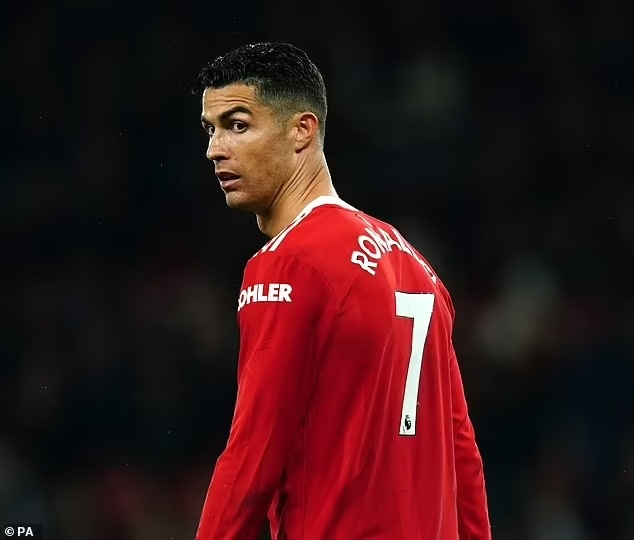 Quyết tâm rời Man Utd, C.Ronaldo hạ mình mời chào Napoli - 1