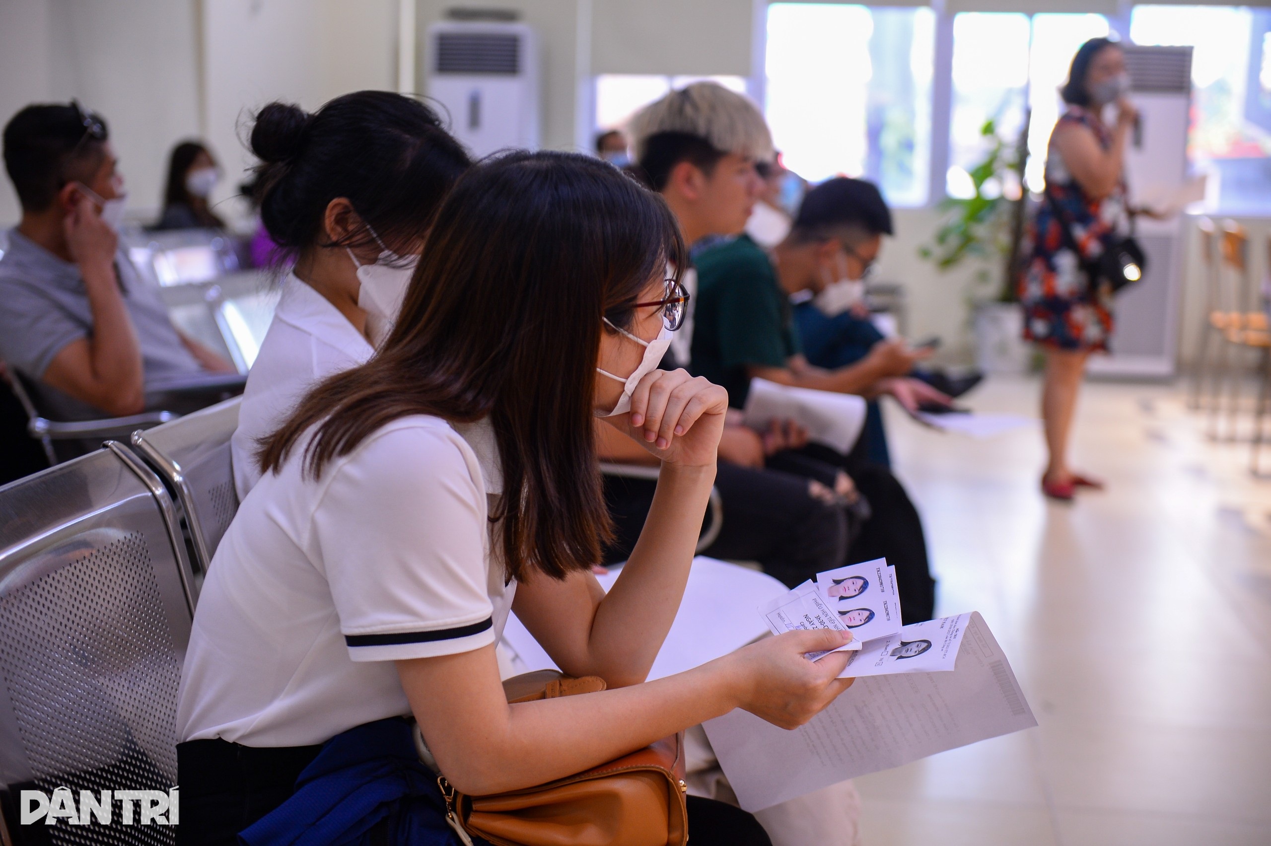 Người Hà Nội xếp hàng đi làm hộ chiếu mẫu mới - 8 Người Hà Nội xếp hàng đi làm hộ chiếu mẫu mới - 8