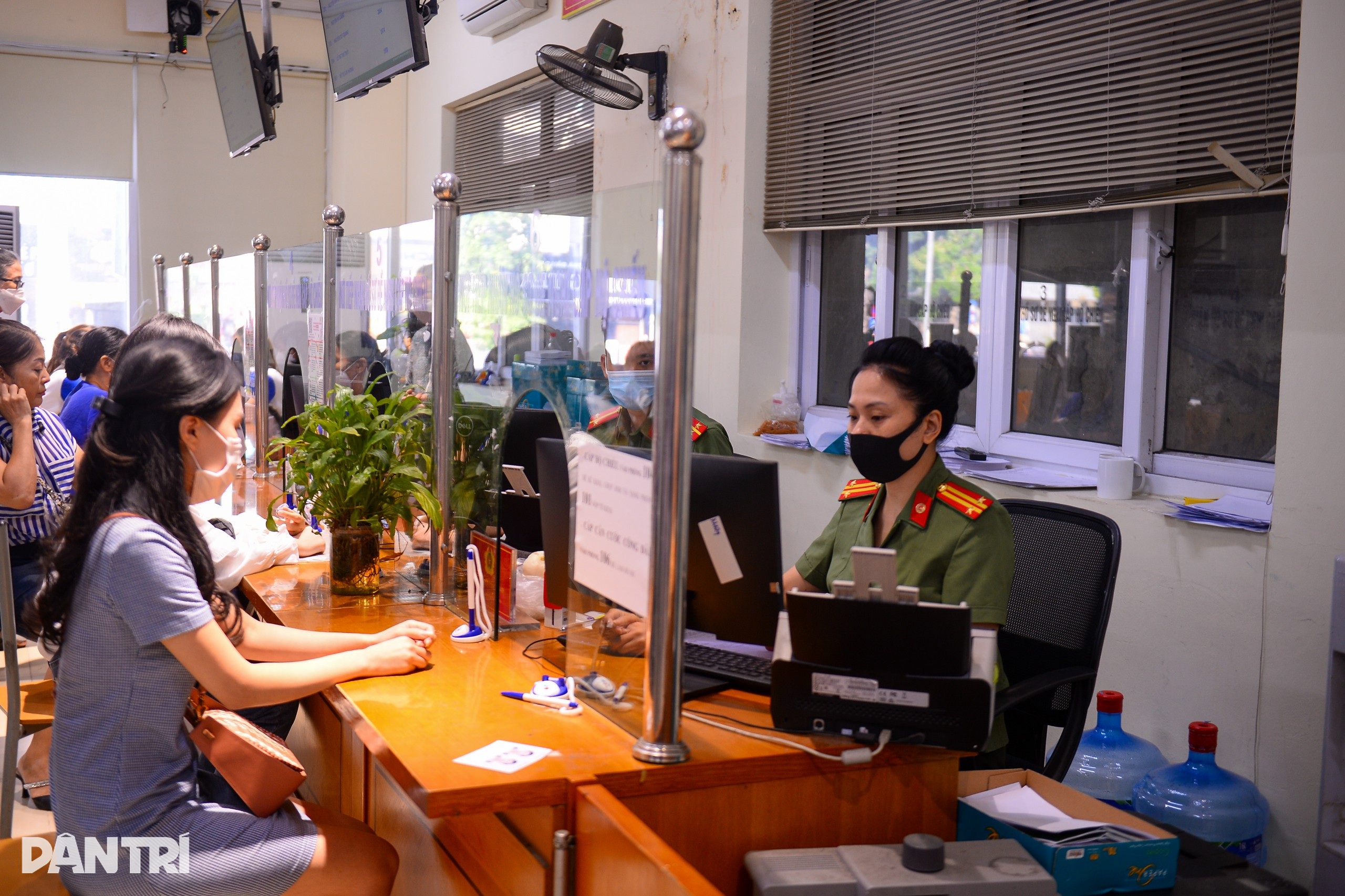 Người Hà Nội xếp hàng đi làm hộ chiếu mẫu mới - 2 Người Hà Nội xếp hàng đi làm hộ chiếu mẫu mới - 2