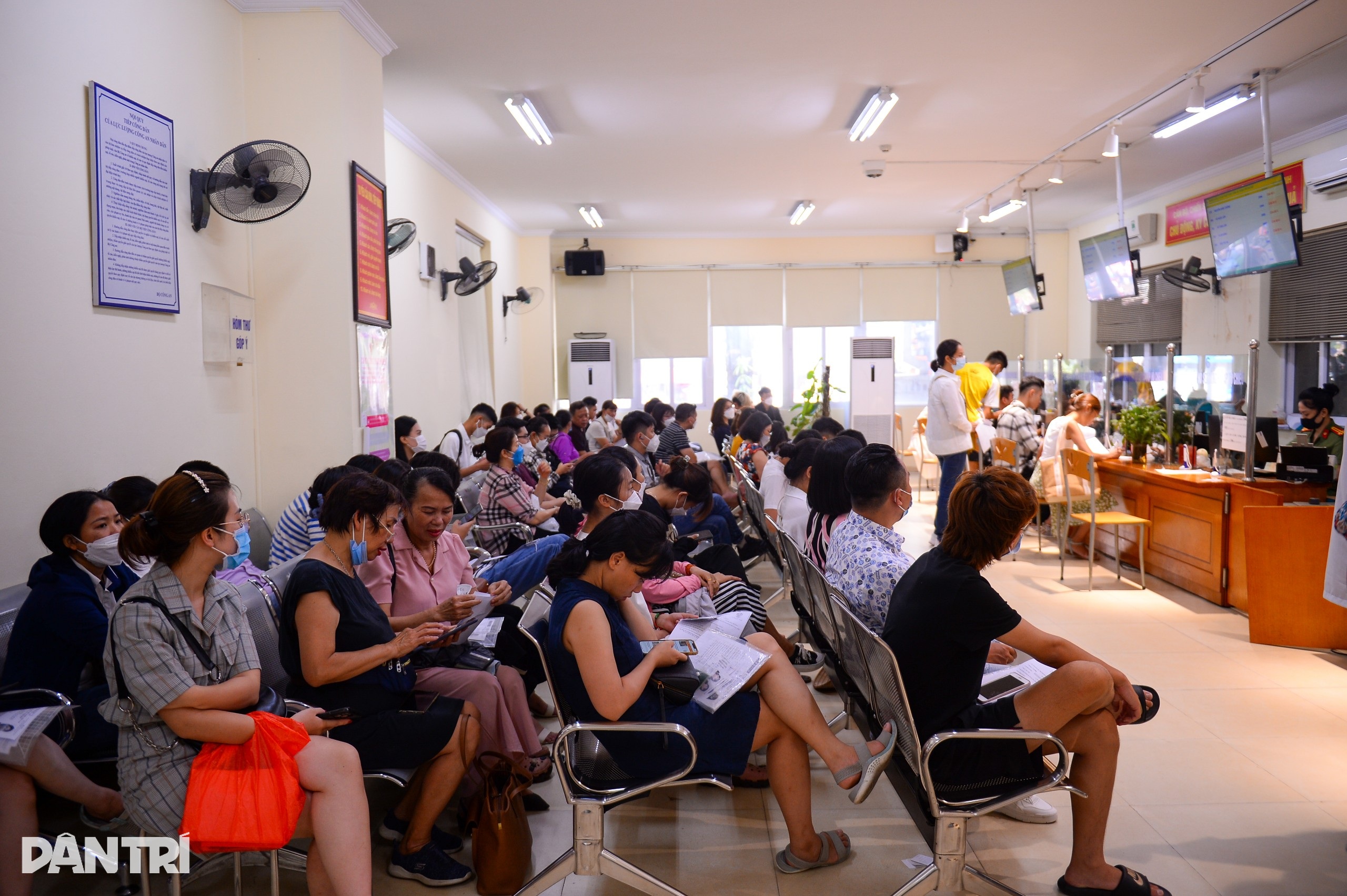 Người Hà Nội xếp hàng đi làm hộ chiếu mẫu mới - 1 Người Hà Nội xếp hàng đi làm hộ chiếu mẫu mới - 1