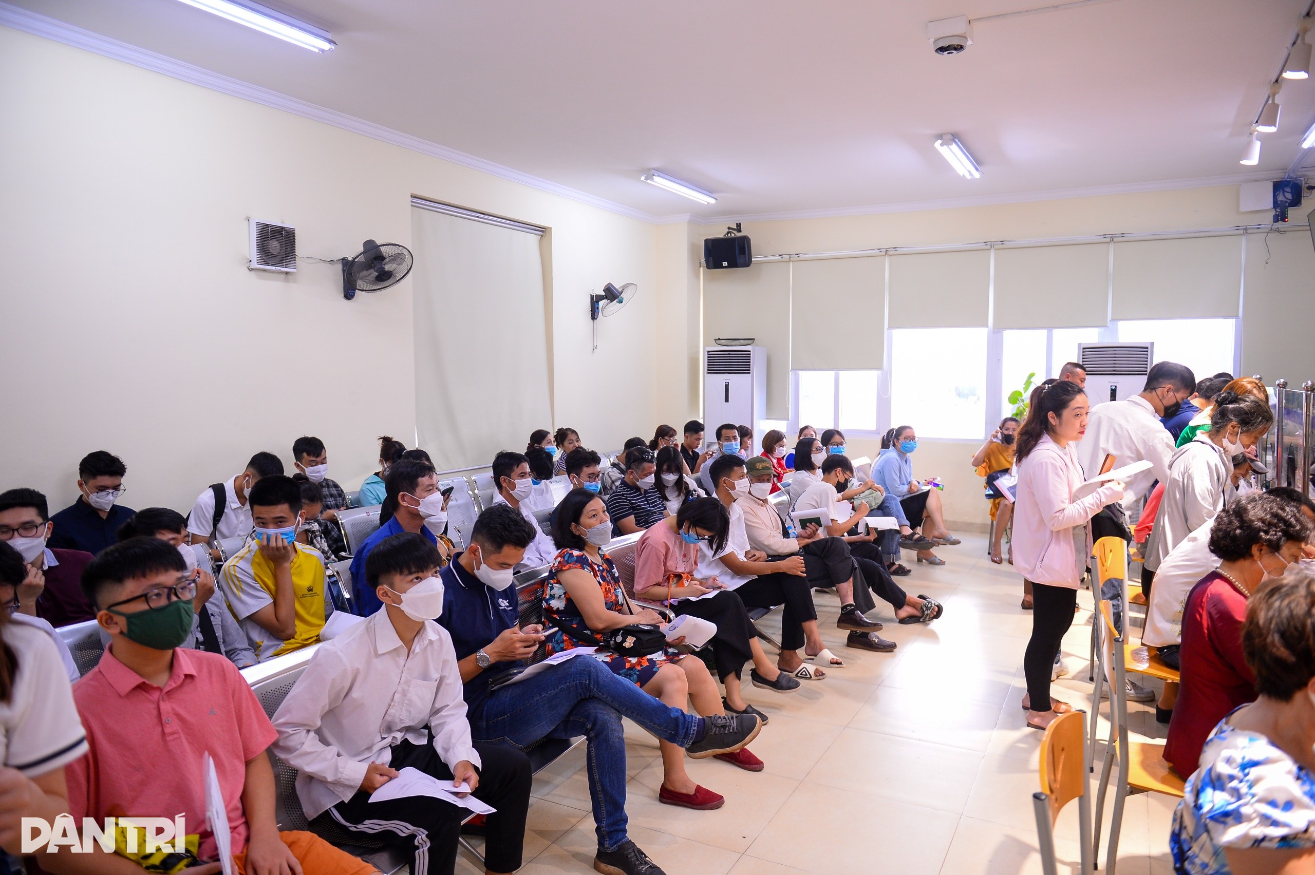 Người Hà Nội xếp hàng đi làm hộ chiếu mẫu mới - 7 Người Hà Nội xếp hàng đi làm hộ chiếu mẫu mới - 7
