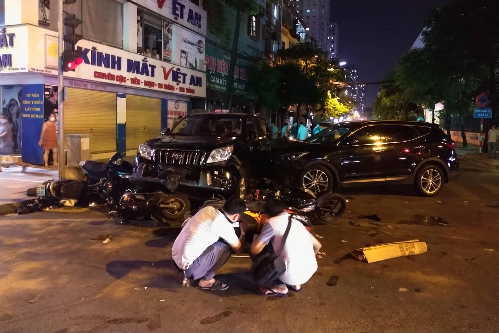 Va chạm giữa 4 ô tô và nhiều xe máy ở Hà Nội: Tài xế xe Santafe gây tai nạn - 2