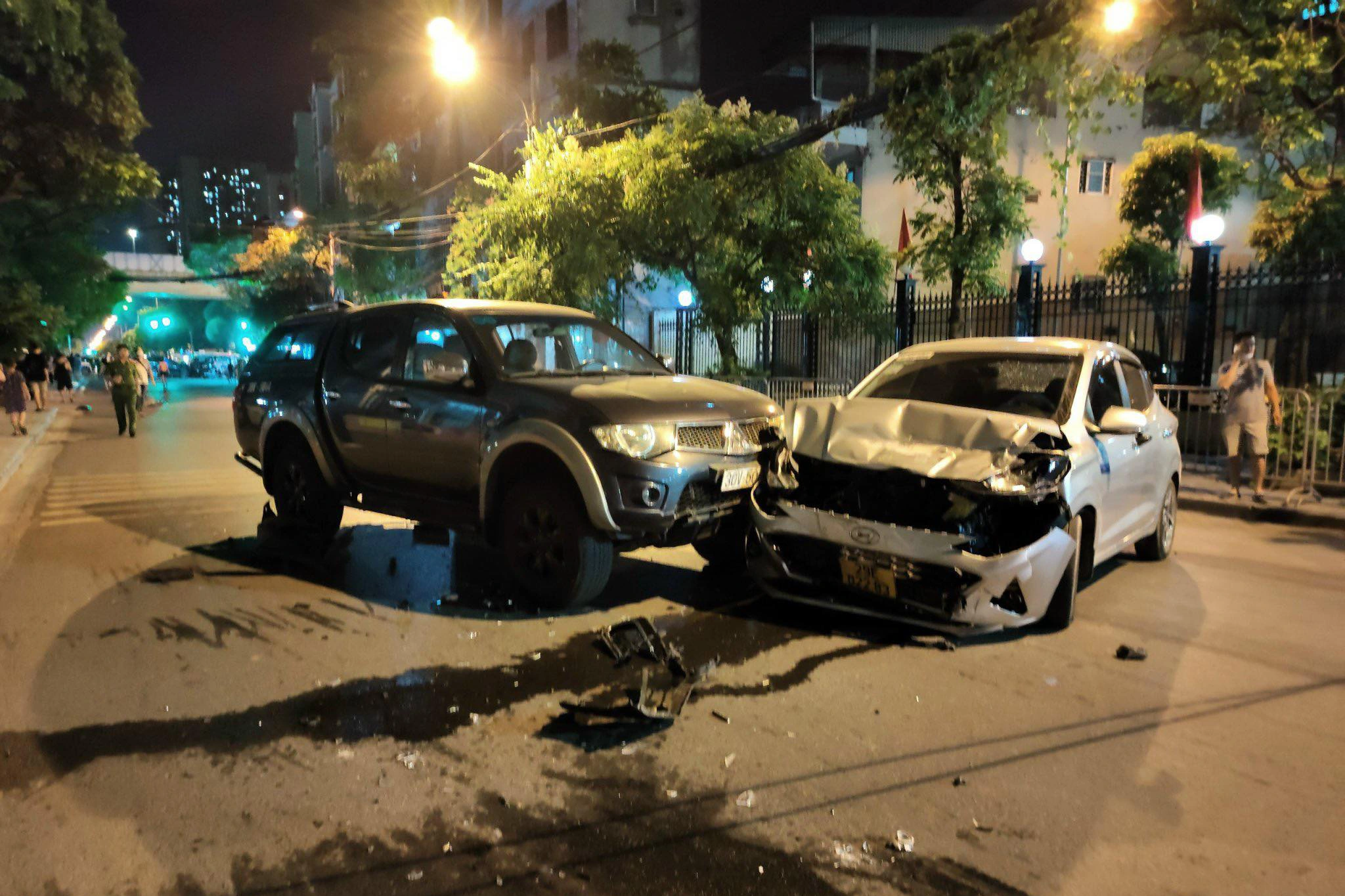 Va chạm giữa 4 ô tô và nhiều xe máy ở Hà Nội: Tài xế xe Santafe gây tai nạn - 3