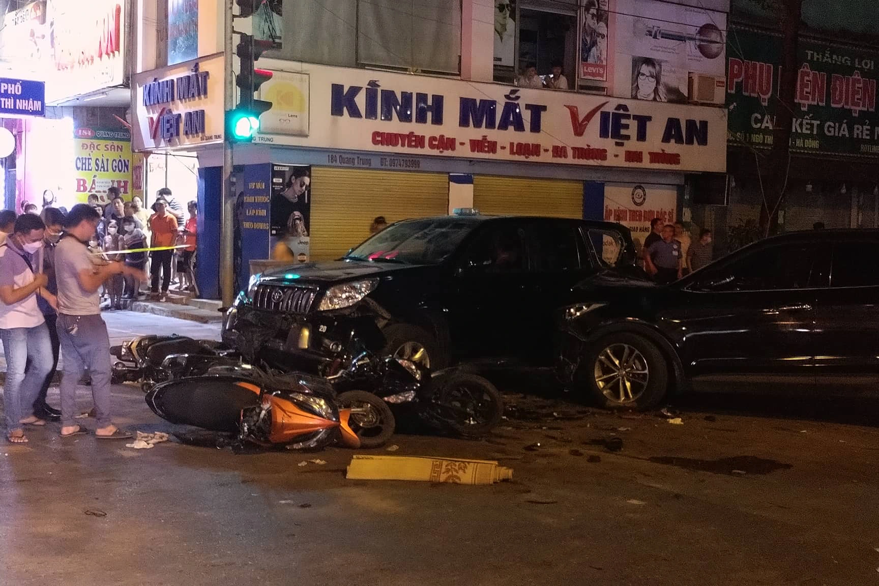 Va chạm giữa 4 ô tô và nhiều xe máy ở Hà Nội: Tài xế xe Santafe gây tai nạn - 1