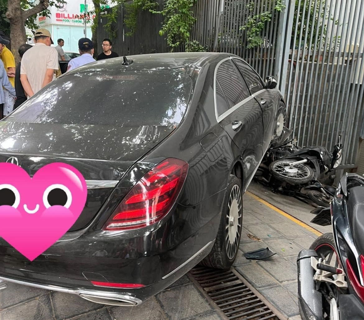 Tài xế Mercedes S450 mất lái đâm BMW và loạt xe máy trên phố Hà Nội - 2