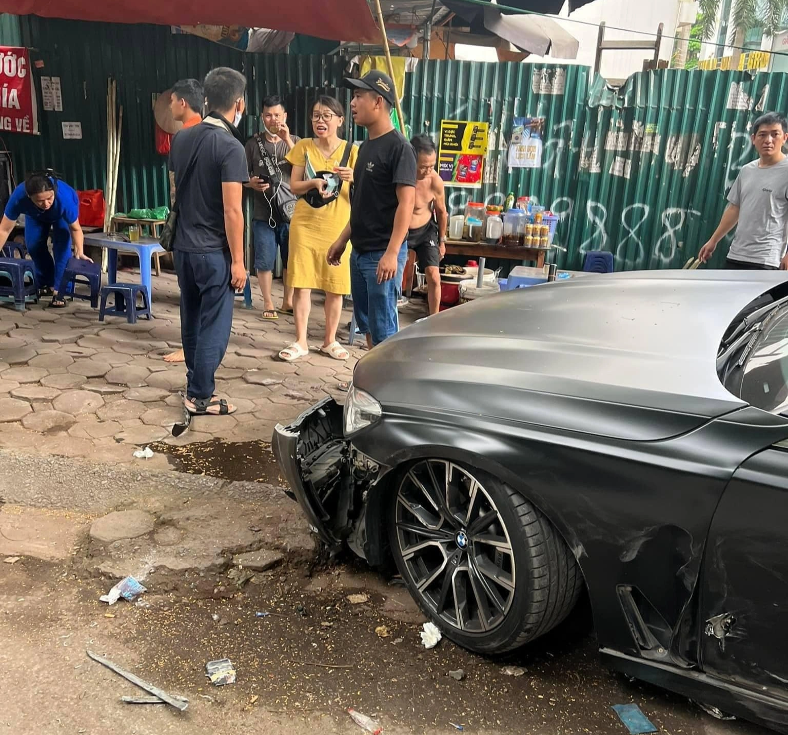 Tài xế Mercedes S450 mất lái đâm BMW và loạt xe máy trên phố Hà Nội - 3