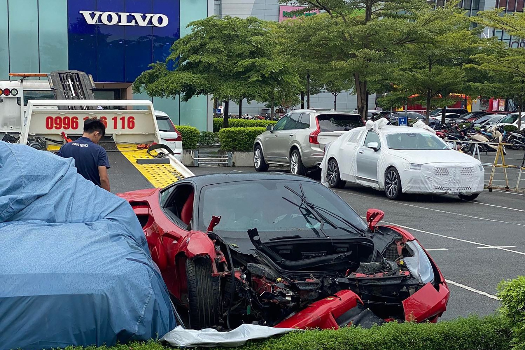 Siêu xe Ferrari giá hơn 20 tỷ đồng gặp nạn và chuyện về lòng tin - 1