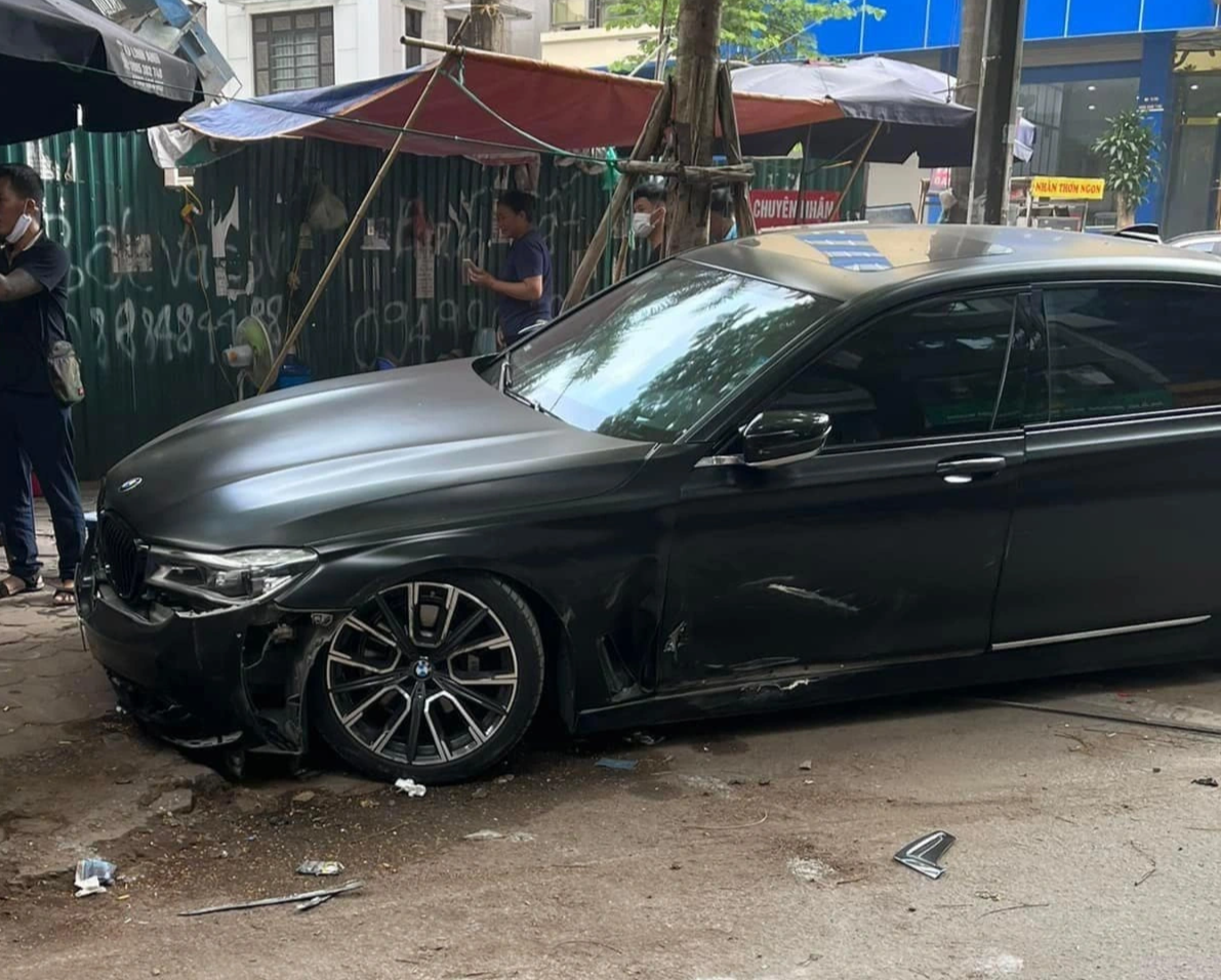 Tài xế Mercedes S450 mất lái đâm BMW và loạt xe máy trên phố Hà Nội - 1