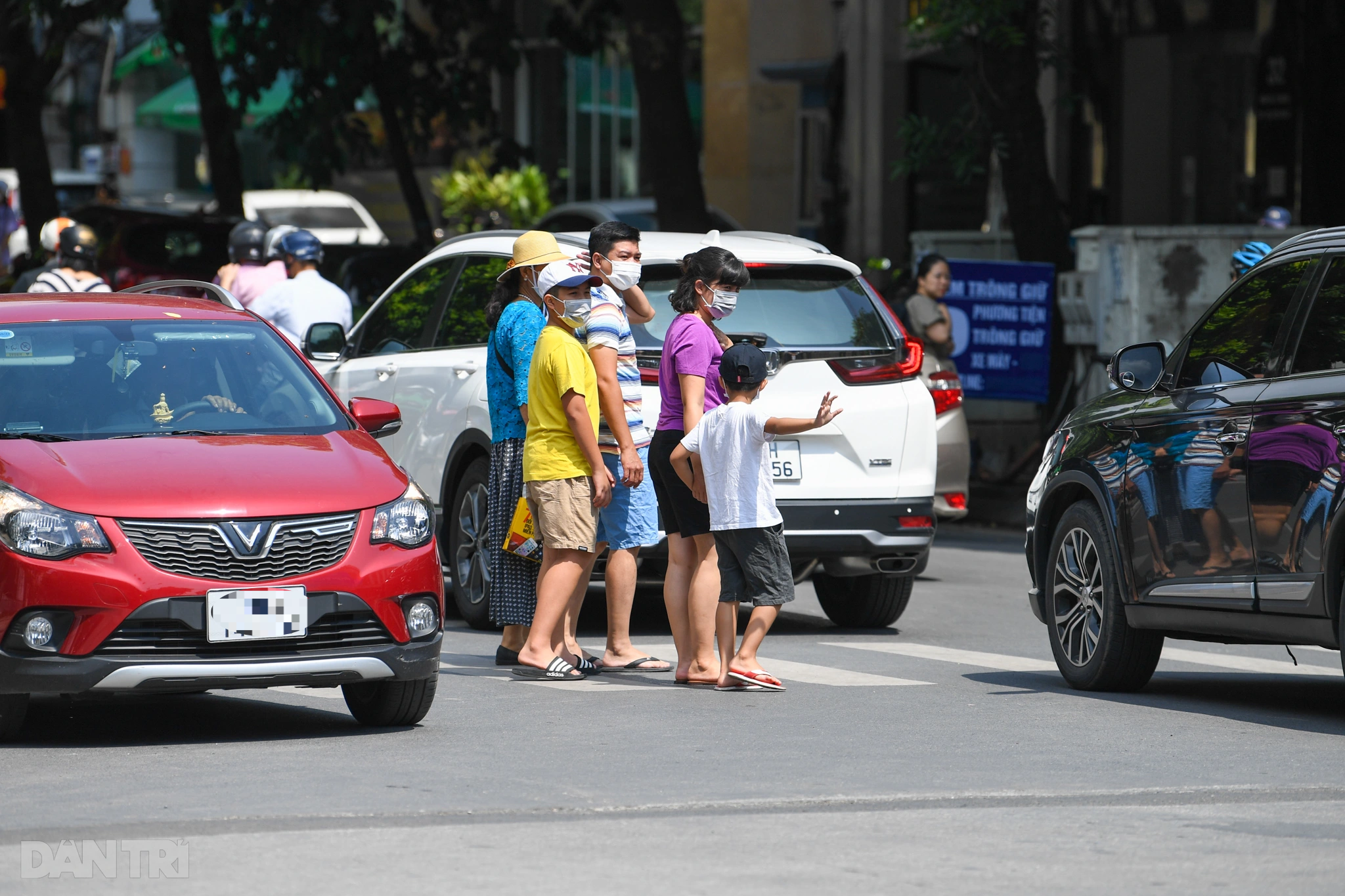 Người đi bộ bị cướp làn ưu tiên, văn hóa nhường đường của lái xe ở đâu? - 4