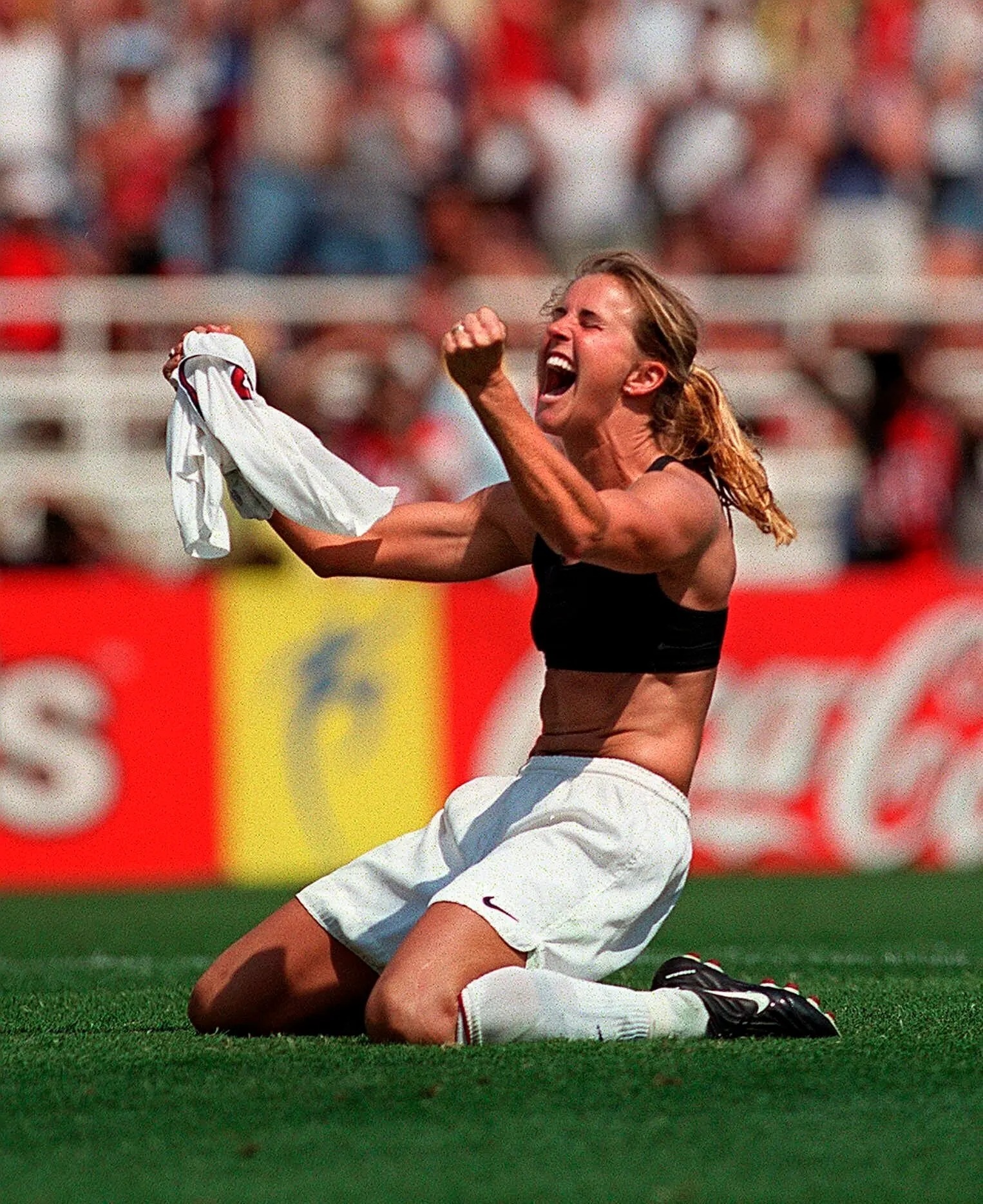 Nữ cầu thủ... cởi áo mừng bàn thắng: 2 khoảnh khắc lịch sử của nữ quyền - 2