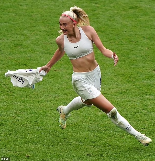 Nữ cầu thủ... cởi áo mừng bàn thắng: 2 khoảnh khắc lịch sử của nữ quyền - 1