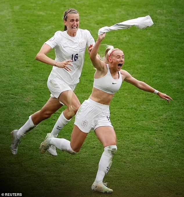 Nữ cầu thủ... cởi áo mừng bàn thắng: 2 khoảnh khắc lịch sử của nữ quyền - 3