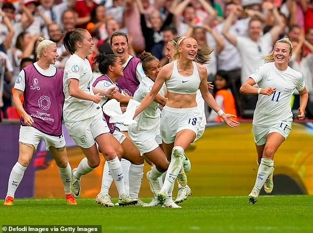 Nữ cầu thủ... cởi áo mừng bàn thắng: 2 khoảnh khắc lịch sử của nữ quyền - 6