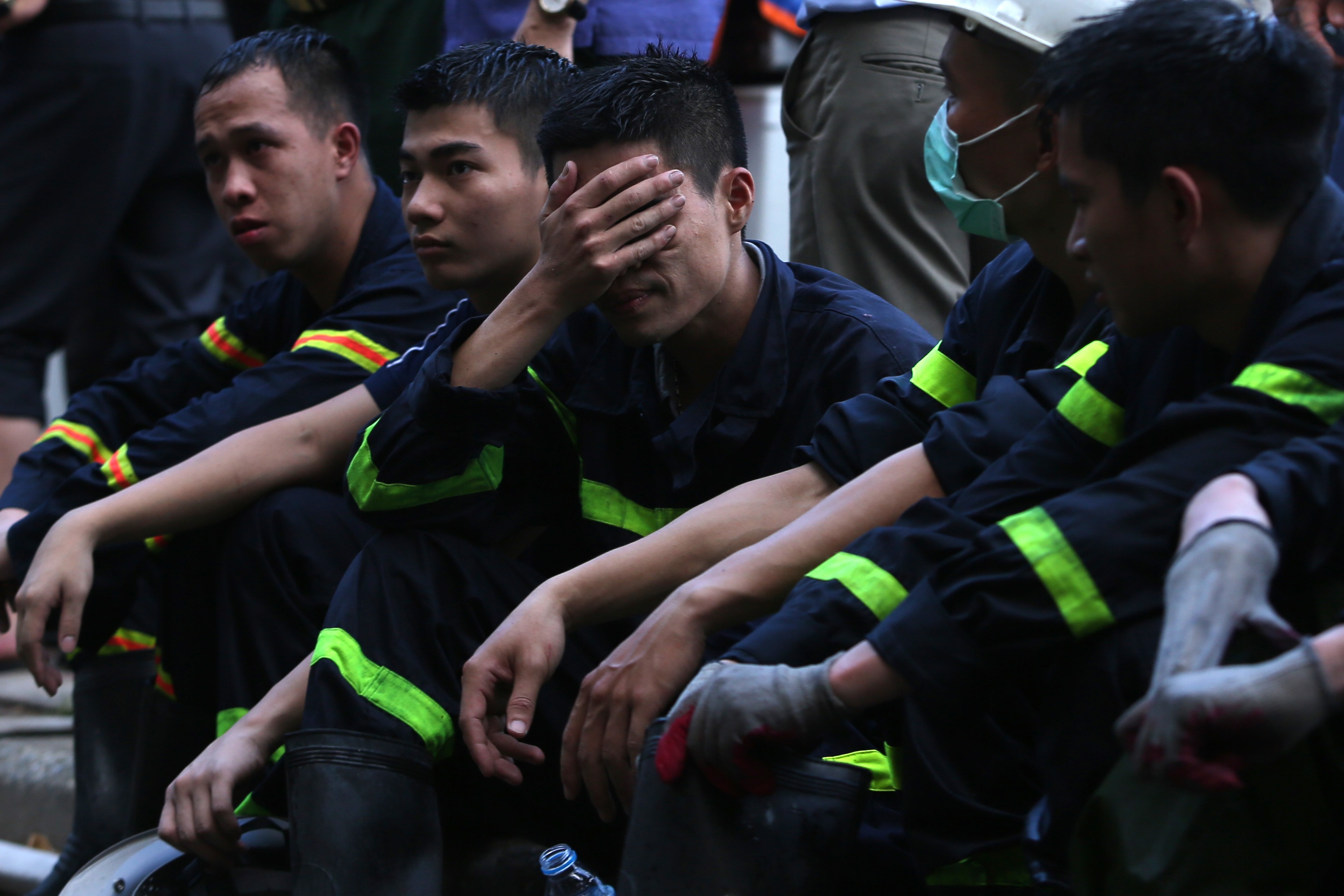 Những chiến sĩ kiệt sức sau đám cháy, đau đớn trước hy sinh của đồng đội - 3