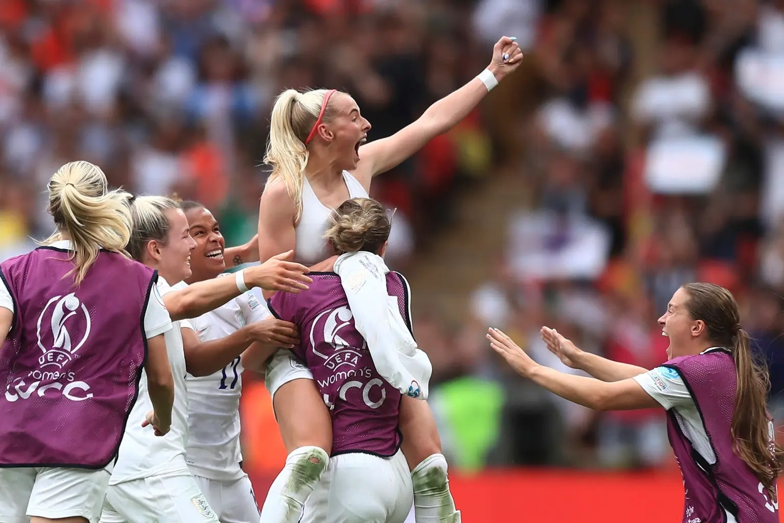 Nữ cầu thủ... cởi áo mừng bàn thắng: 2 khoảnh khắc lịch sử của nữ quyền - 7