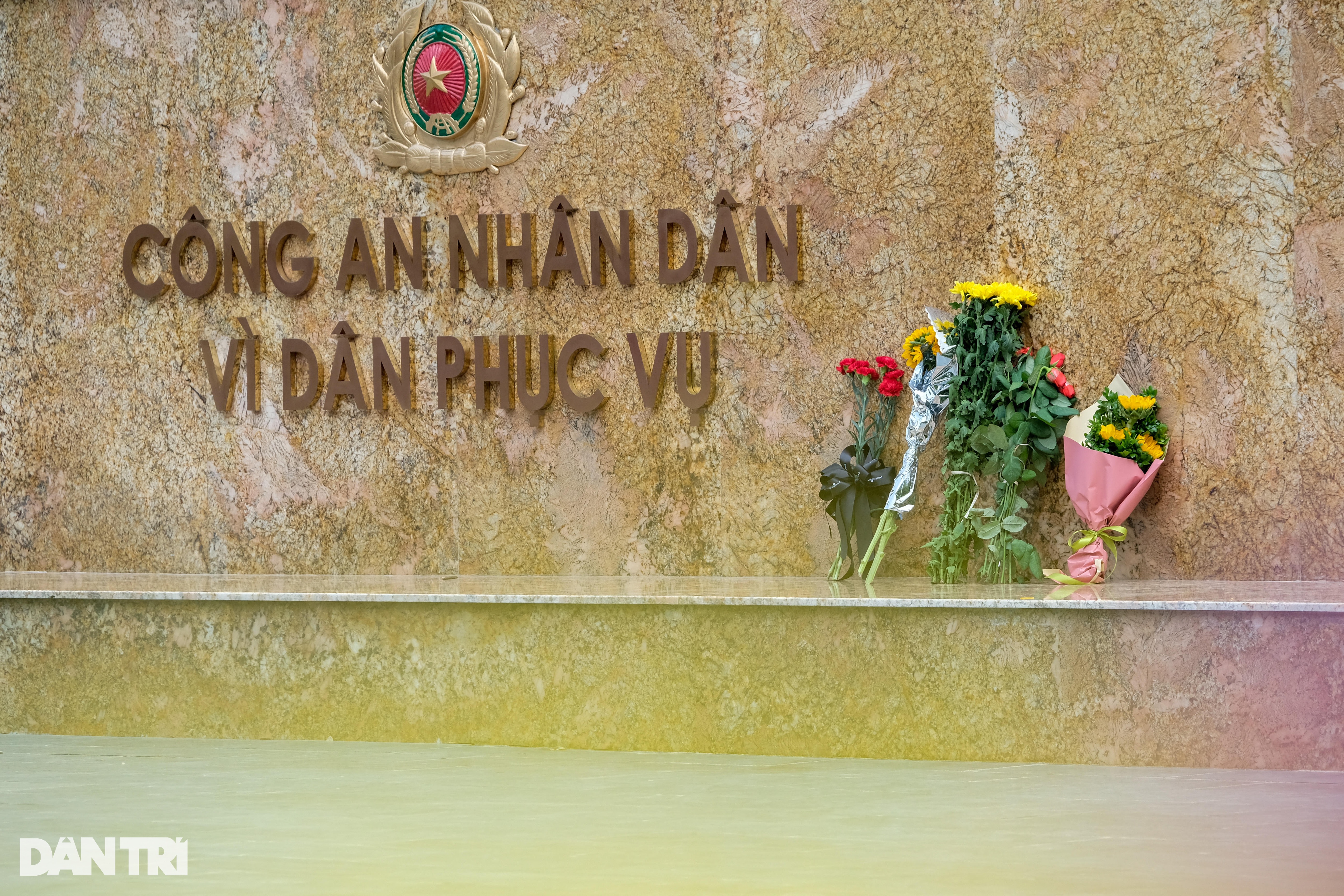 Những bó hoa dưới chân Tượng đài Công an nhân dân tri ân 3 chiến sĩ hy sinh - 7