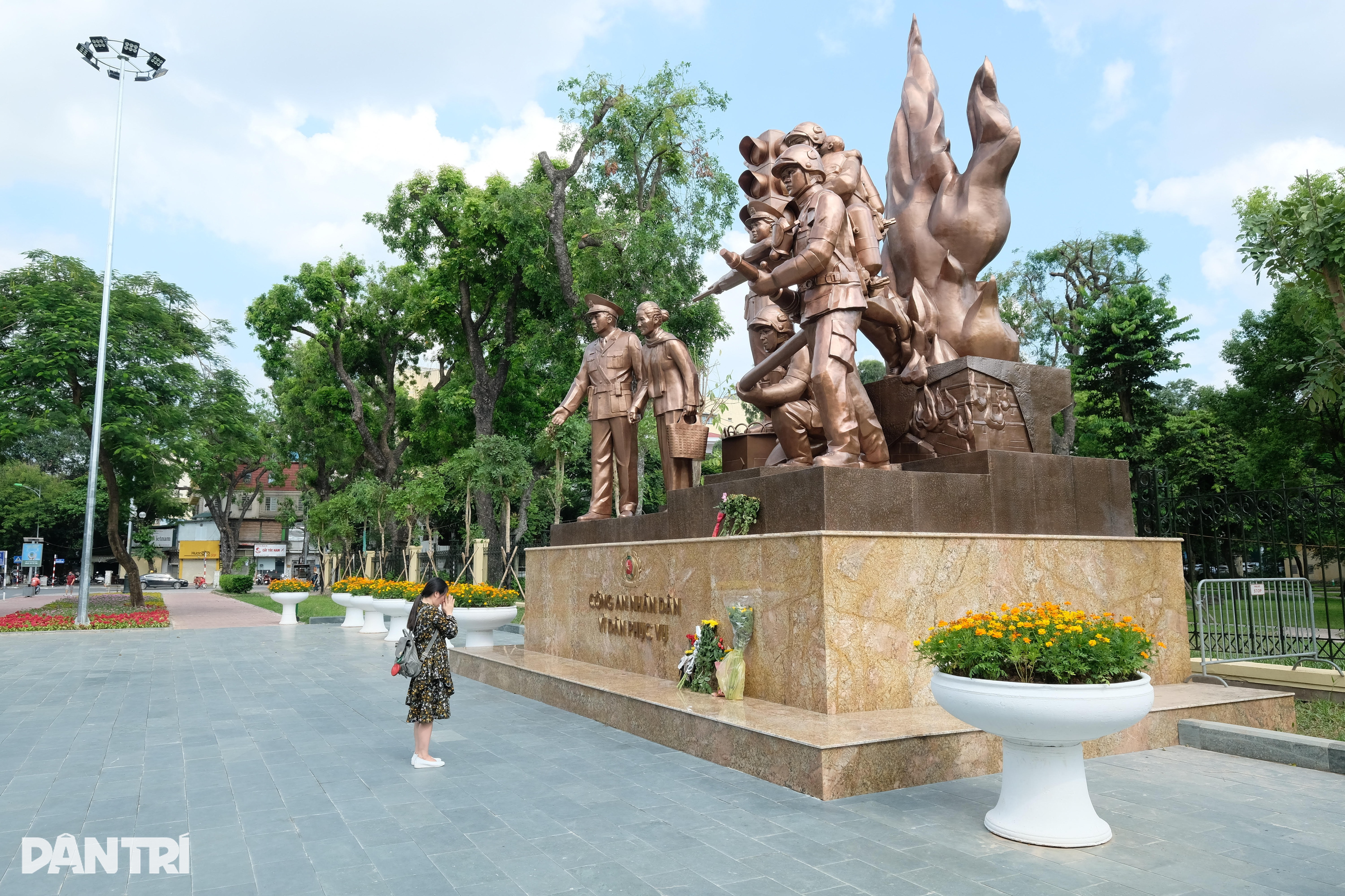 Những bó hoa dưới chân Tượng đài Công an nhân dân tri ân 3 chiến sĩ hy sinh - 6 Những bó hoa dưới chân Tượng đài Công an nhân dân tri ân 3 chiến sĩ hy sinh - 6