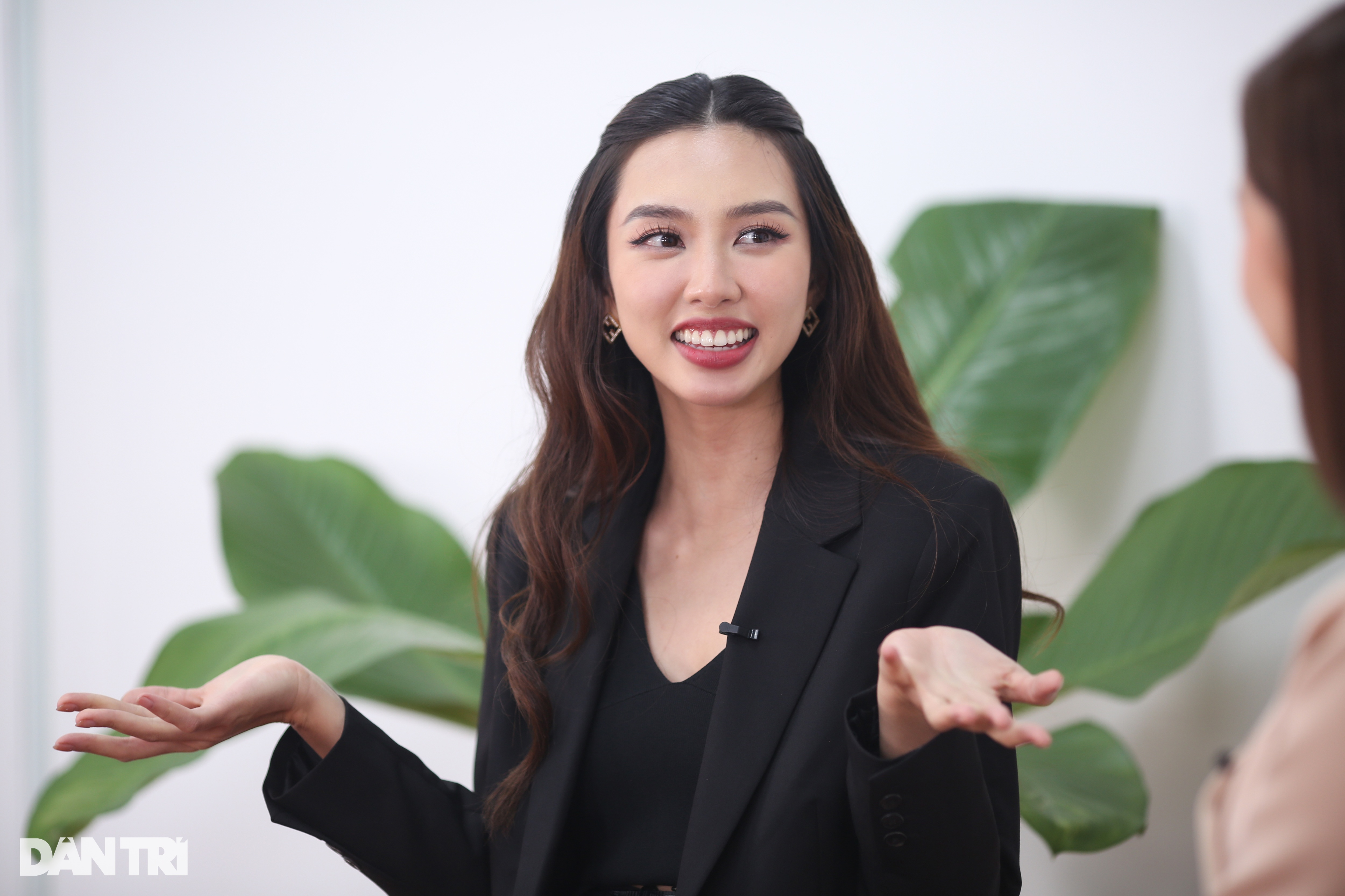 Hoa hậu Thùy Tiên: &quot;Nhóm anh Quang Linh cưng tôi như... cưng trứng&quot; - Ảnh 3.