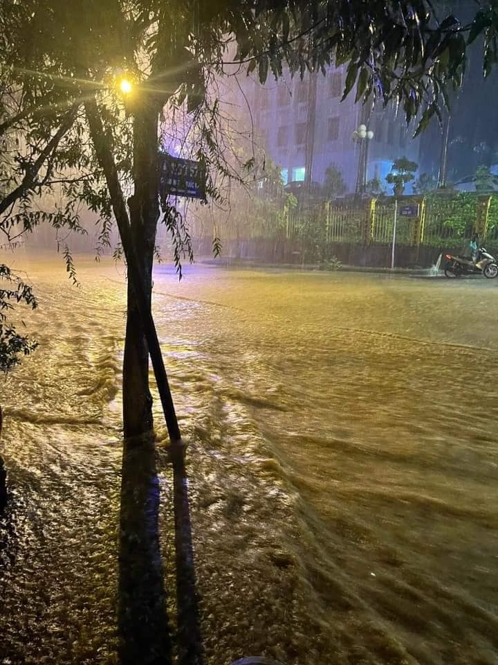 Đường phố Lào Cai biến thành sông, nhà dân nước ngập ngang người - 6