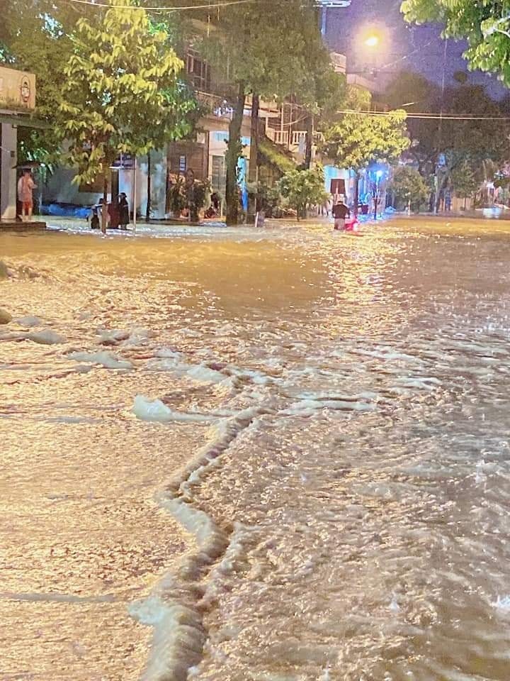 Đường phố Lào Cai biến thành sông, nhà dân nước ngập ngang người - 5