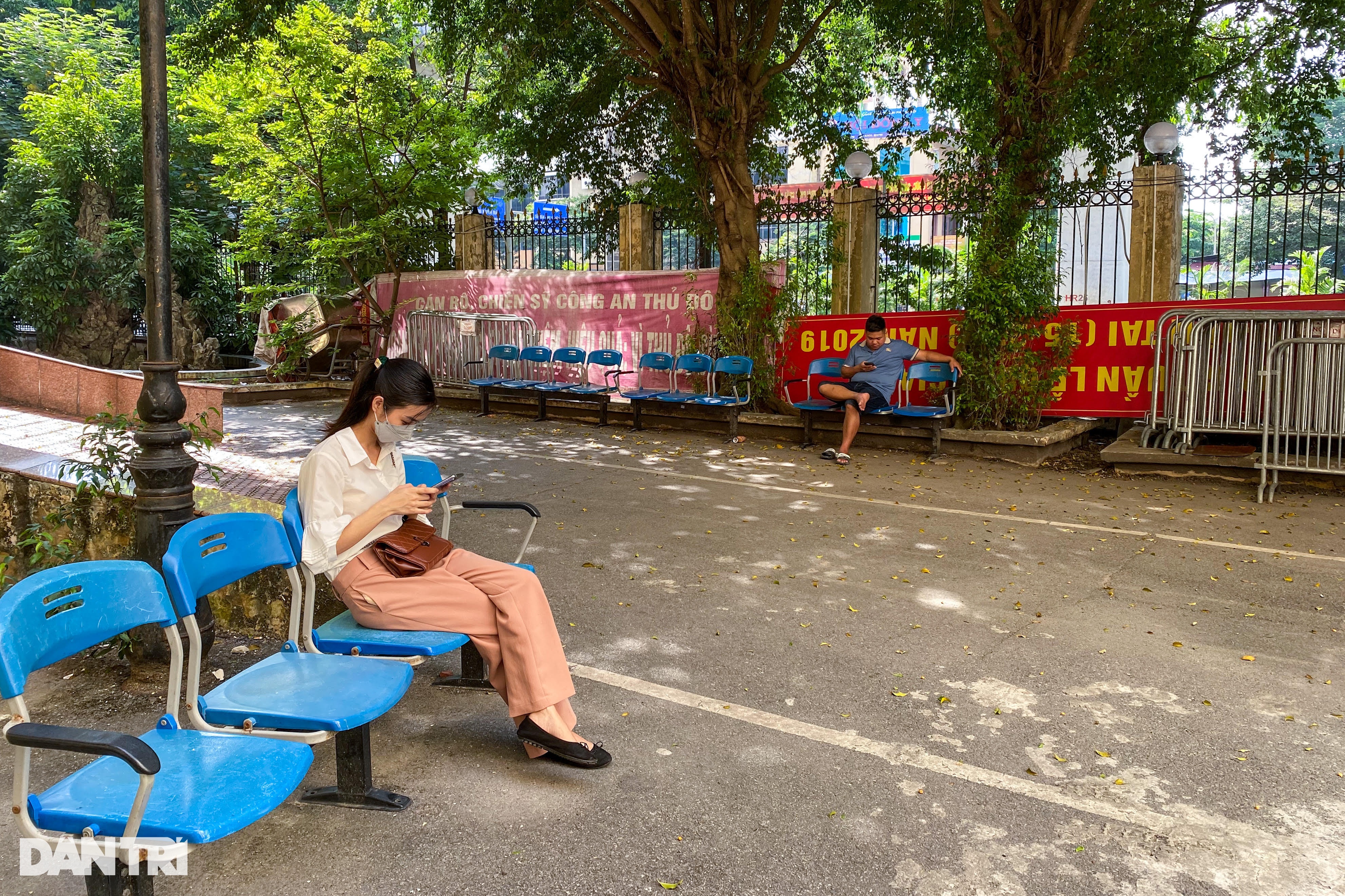 Hết cảnh chen chân sau thông tin hộ chiếu mẫu mới gặp trục trặc - 2 Hết cảnh chen chân sau thông tin hộ chiếu mẫu mới gặp trục trặc - 2