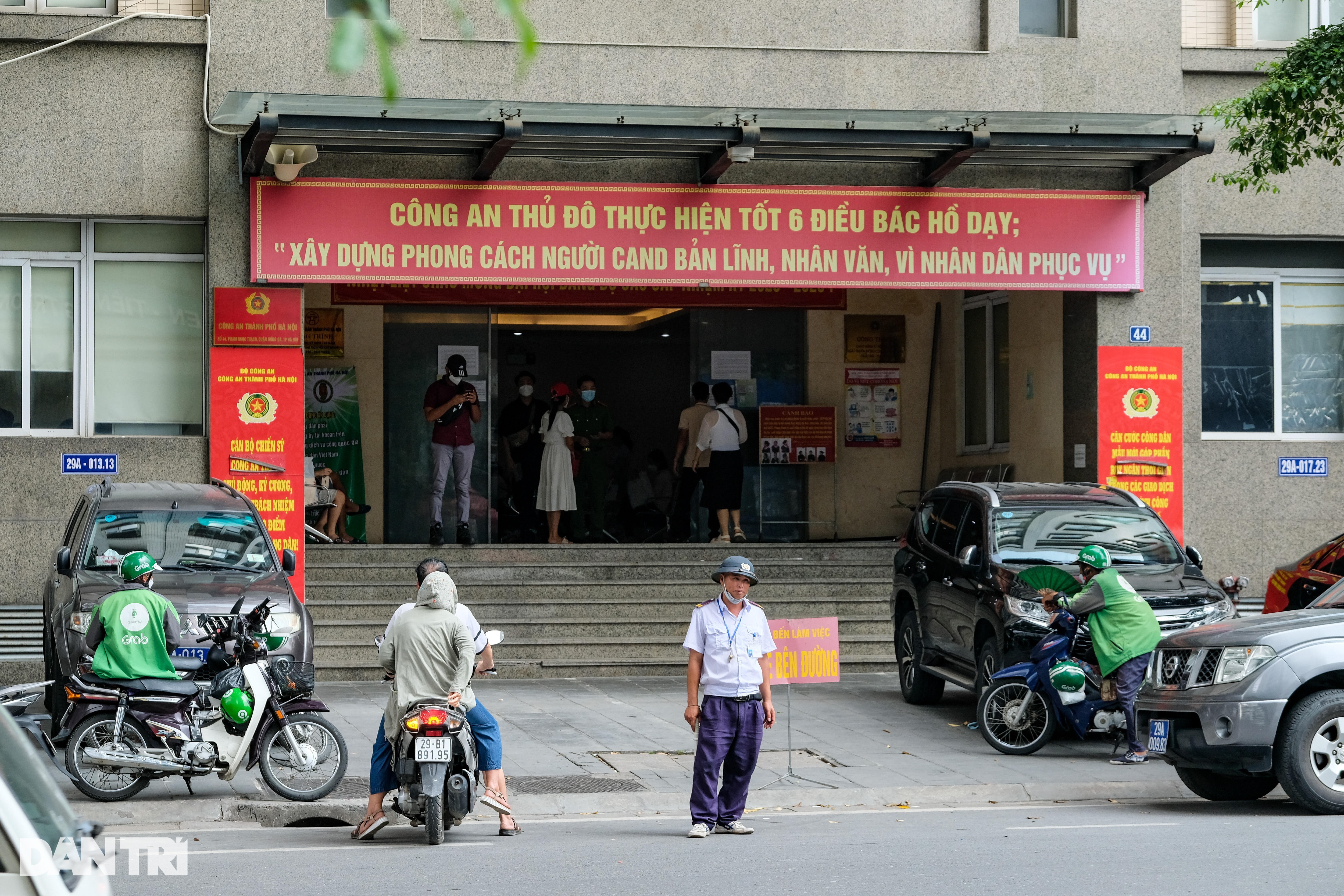 Hết cảnh chen chân sau thông tin hộ chiếu mẫu mới gặp trục trặc - 1 Hết cảnh chen chân sau thông tin hộ chiếu mẫu mới gặp trục trặc - 1