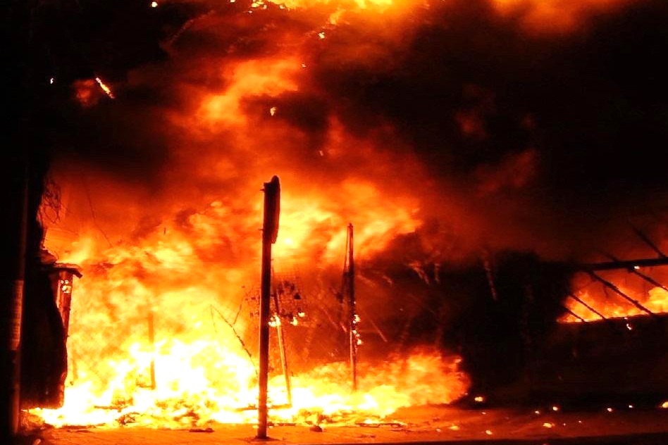 Bình Dương: Cháy lớn trong đêm, khu chợ công nhân bị thiêu rụi - 1