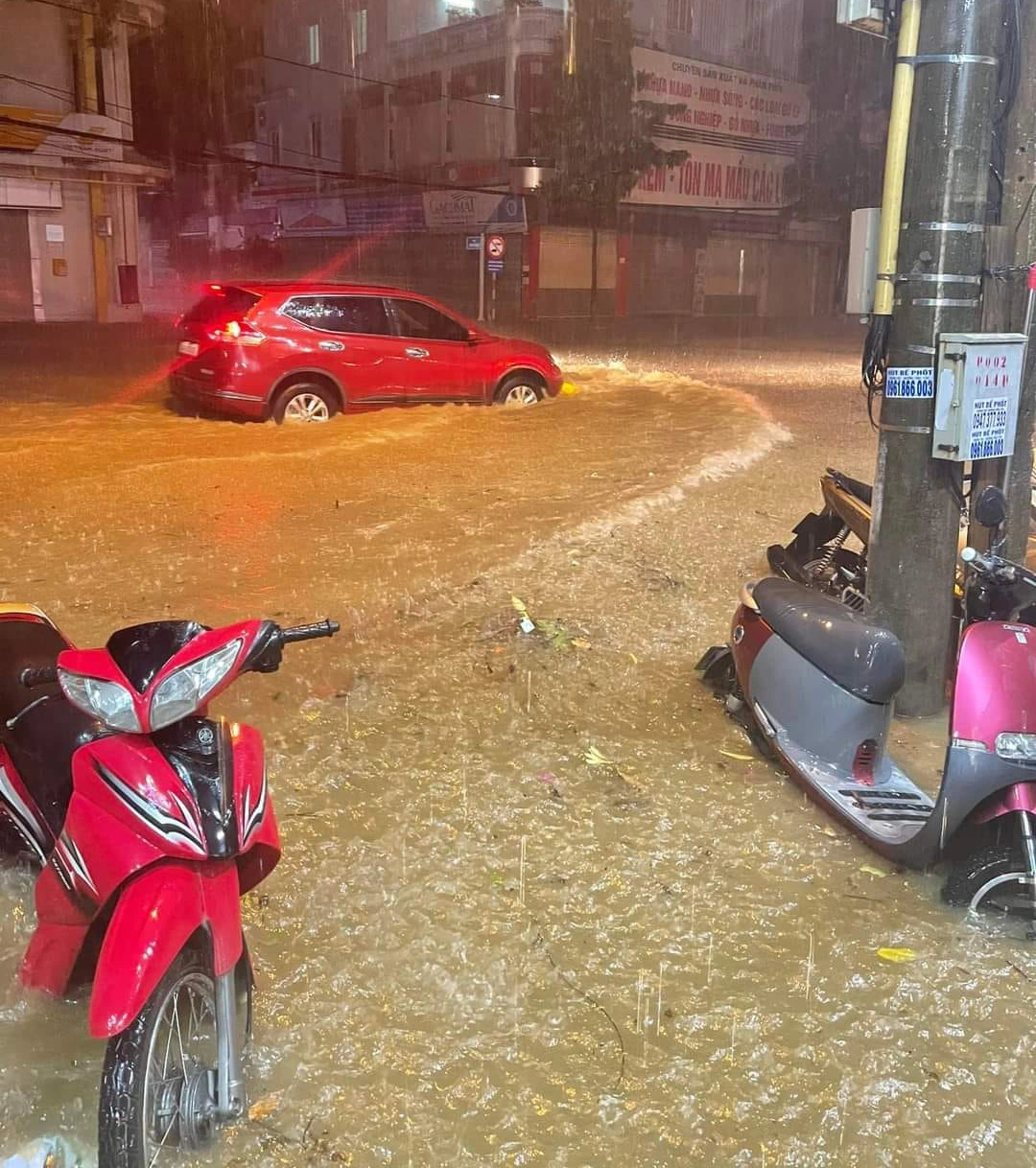 Đường phố Lào Cai biến thành sông, nhà dân nước ngập ngang người - 3