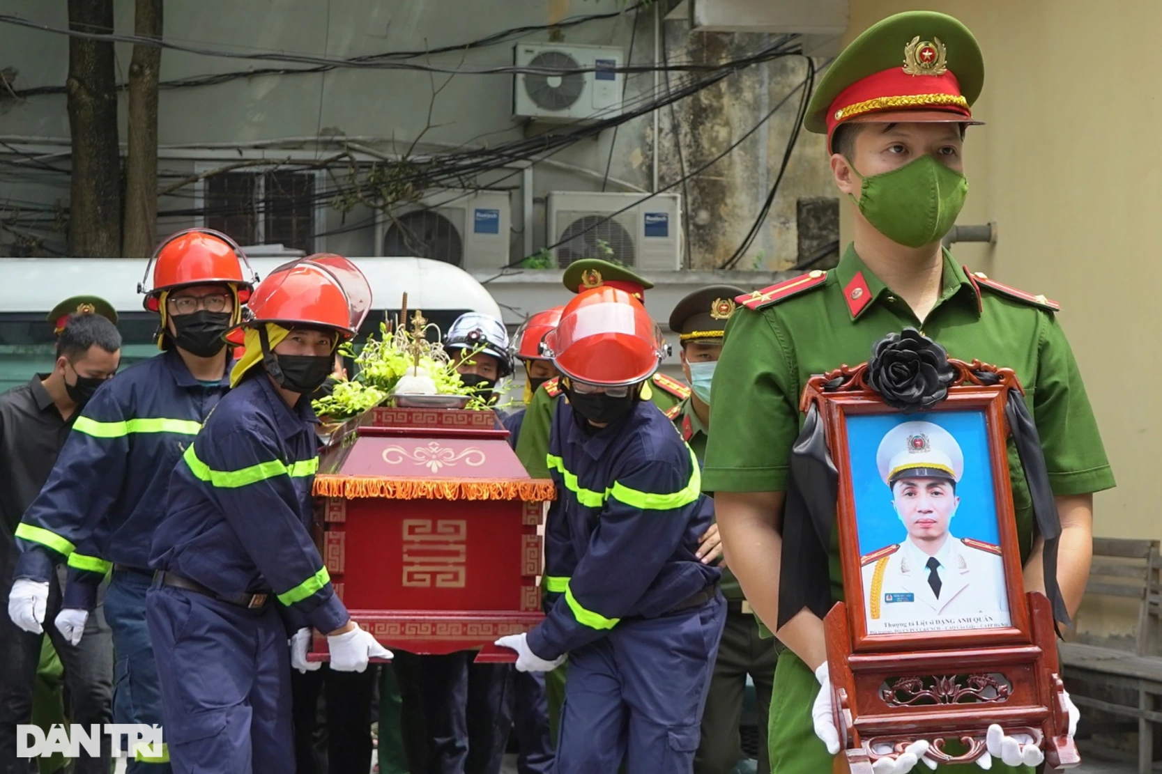 Hình ảnh đồng đội đưa thi hài 3 liệt sĩ qua nhà riêng, đến Nhà tang lễ QG - 16