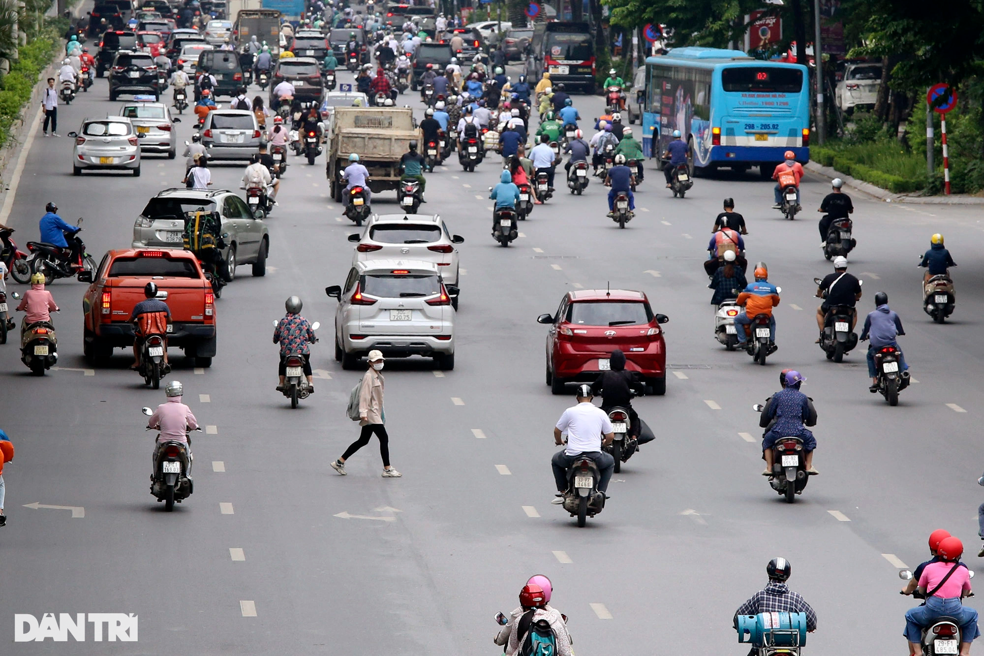 Cảnh người đi bộ sang đường tùy tiện, cầu vượt và hầm chui bị lãng quên - 2