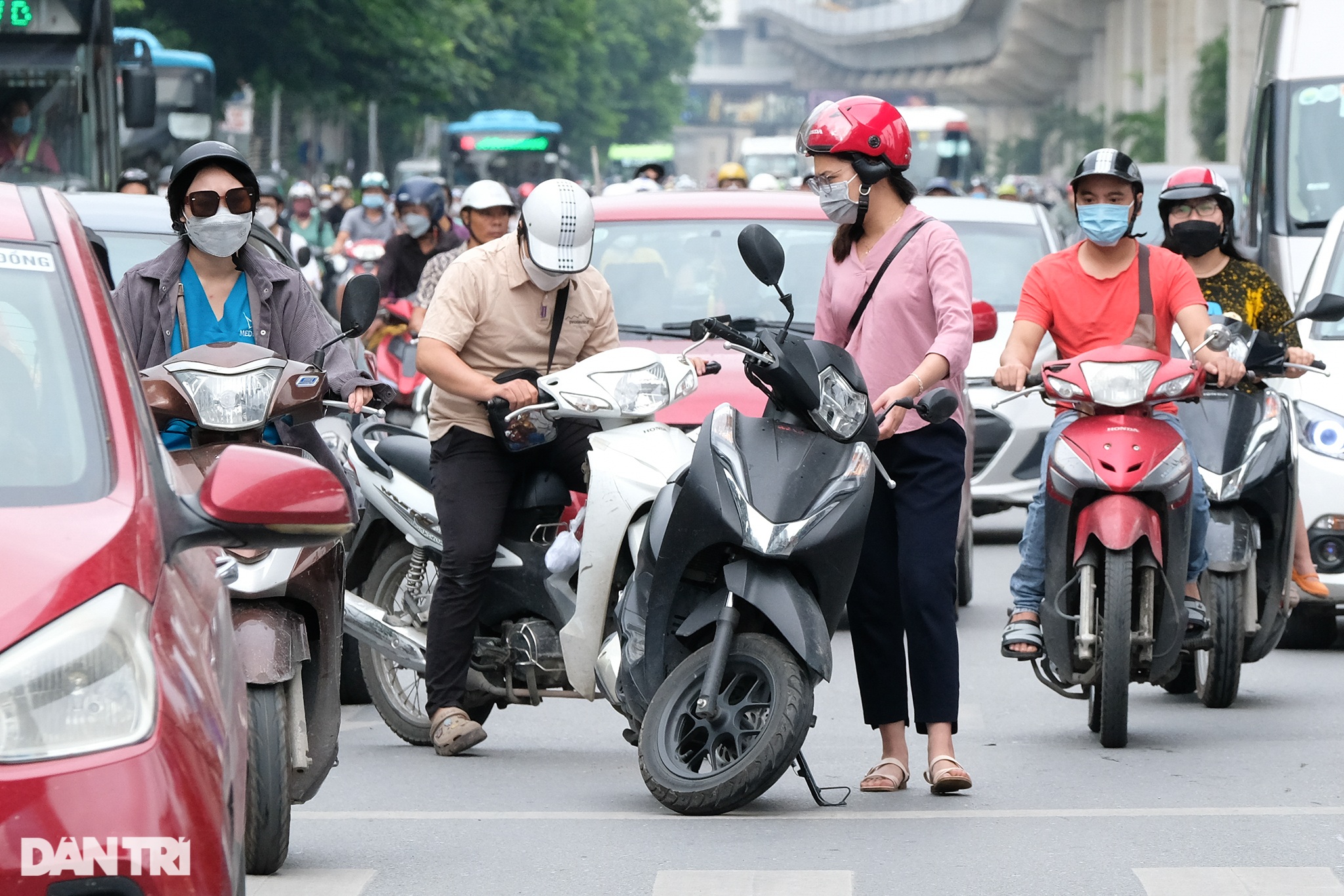 Thí điểm phân làn đường Nguyễn Trãi: Nhiều xe gặp tai nạn đâm dải phân cách - 10