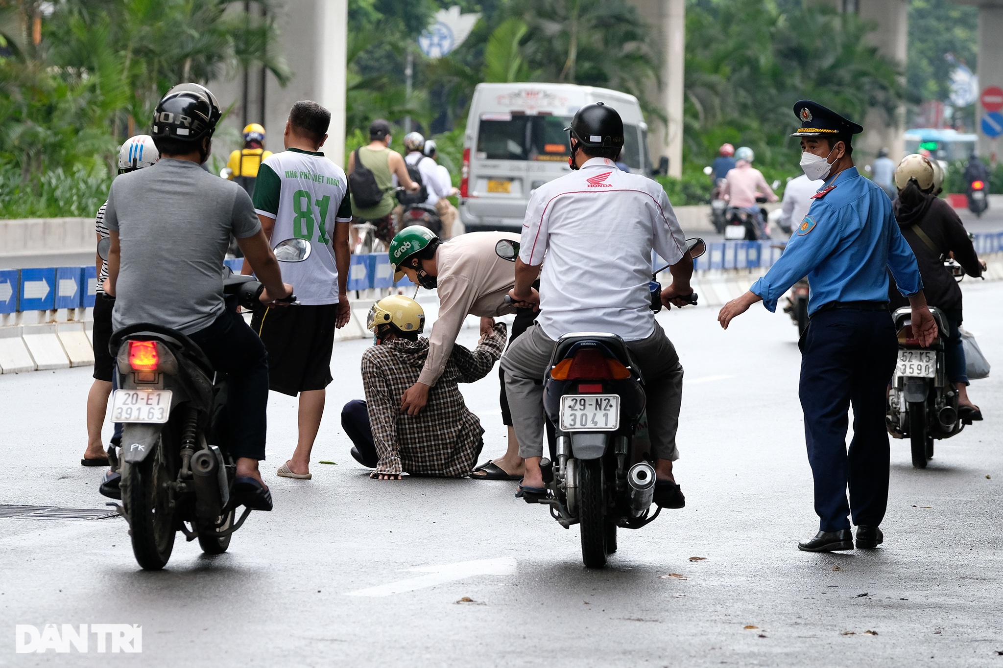 Thí điểm phân làn đường Nguyễn Trãi: Nhiều xe gặp tai nạn đâm dải phân cách - 6