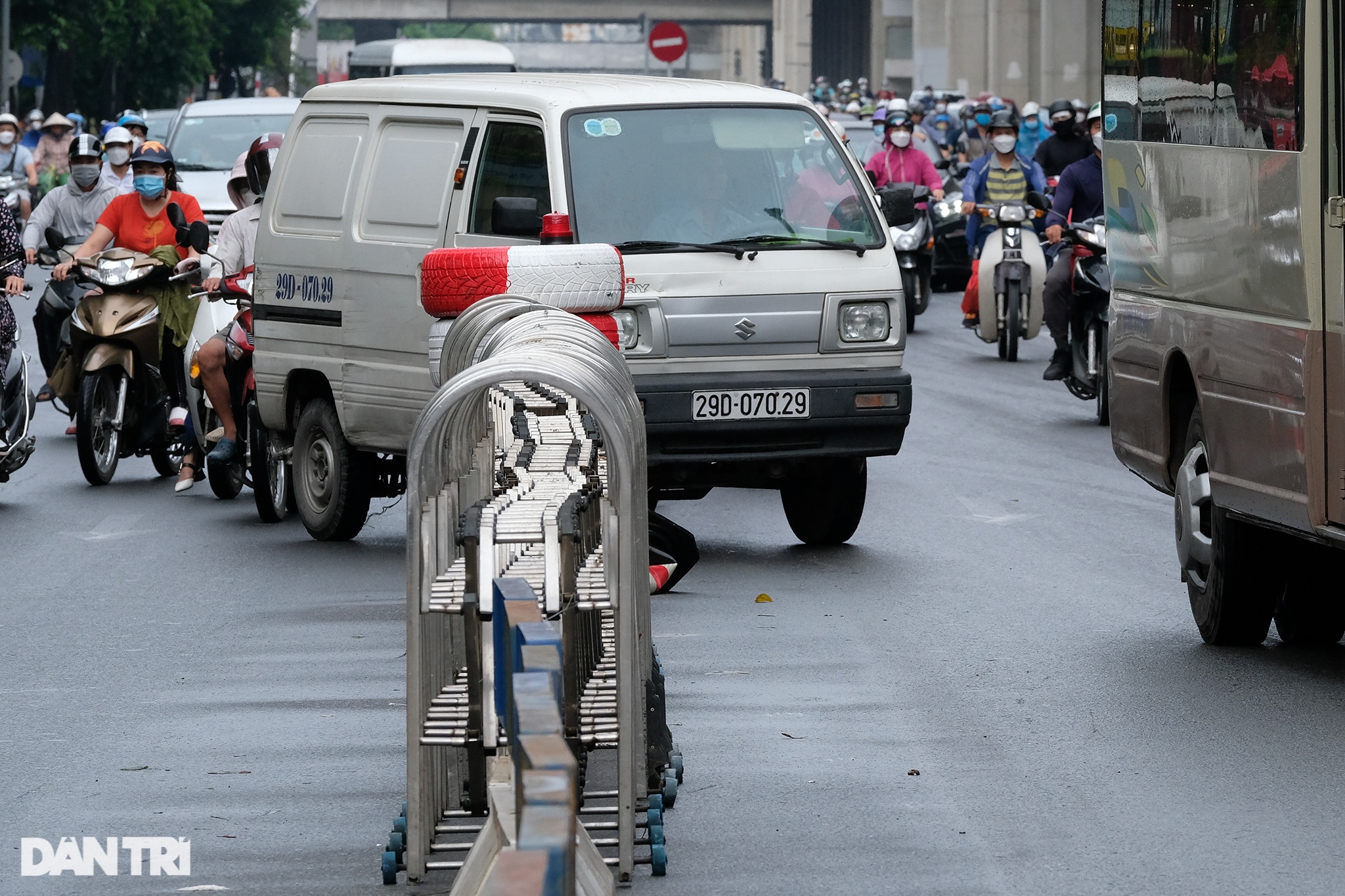 Thí điểm phân làn đường Nguyễn Trãi: Nhiều xe gặp tai nạn đâm dải phân cách - 9