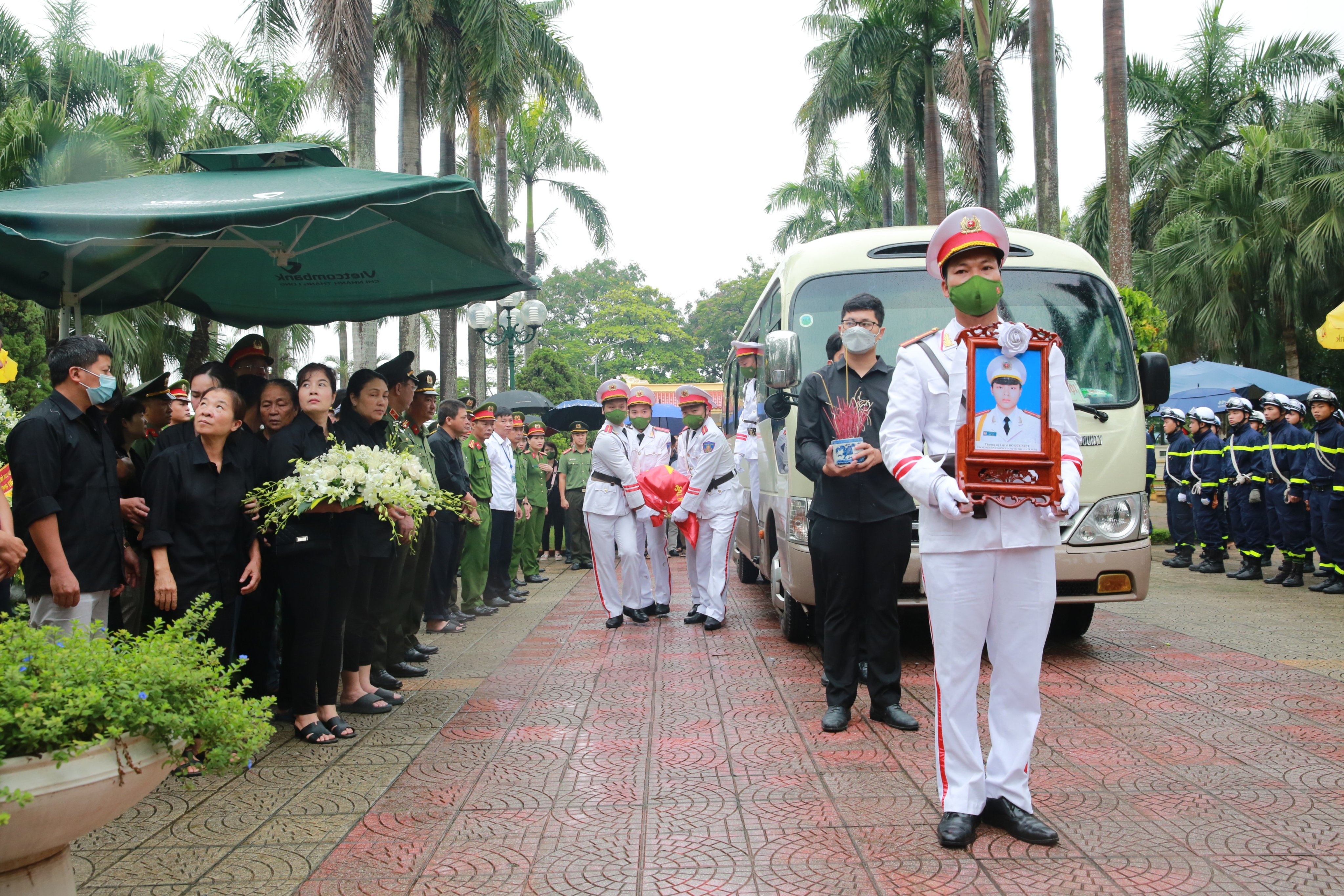 Tiễn đưa Thượng úy Đỗ Đức Việt về đất mẹ: Đồng đội ơi, hãy yên nghỉ nhé! - 1