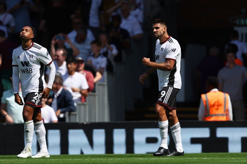 Tottenham đại thắng, Liverpool vất vả kiếm một điểm - 1